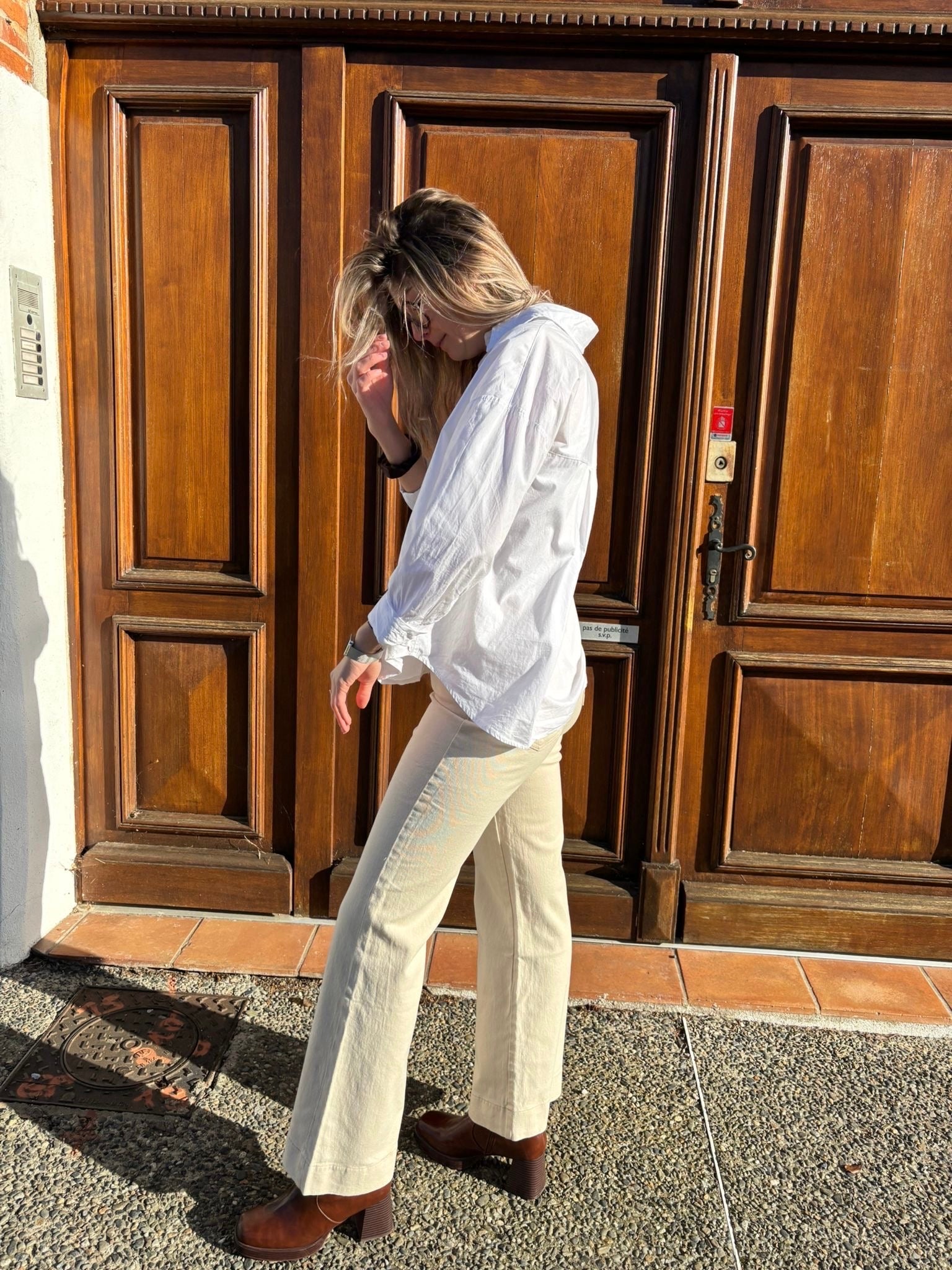 Chemise pour femme blanche avec bouton sur le devant et au niveau des manches coupe oversize 