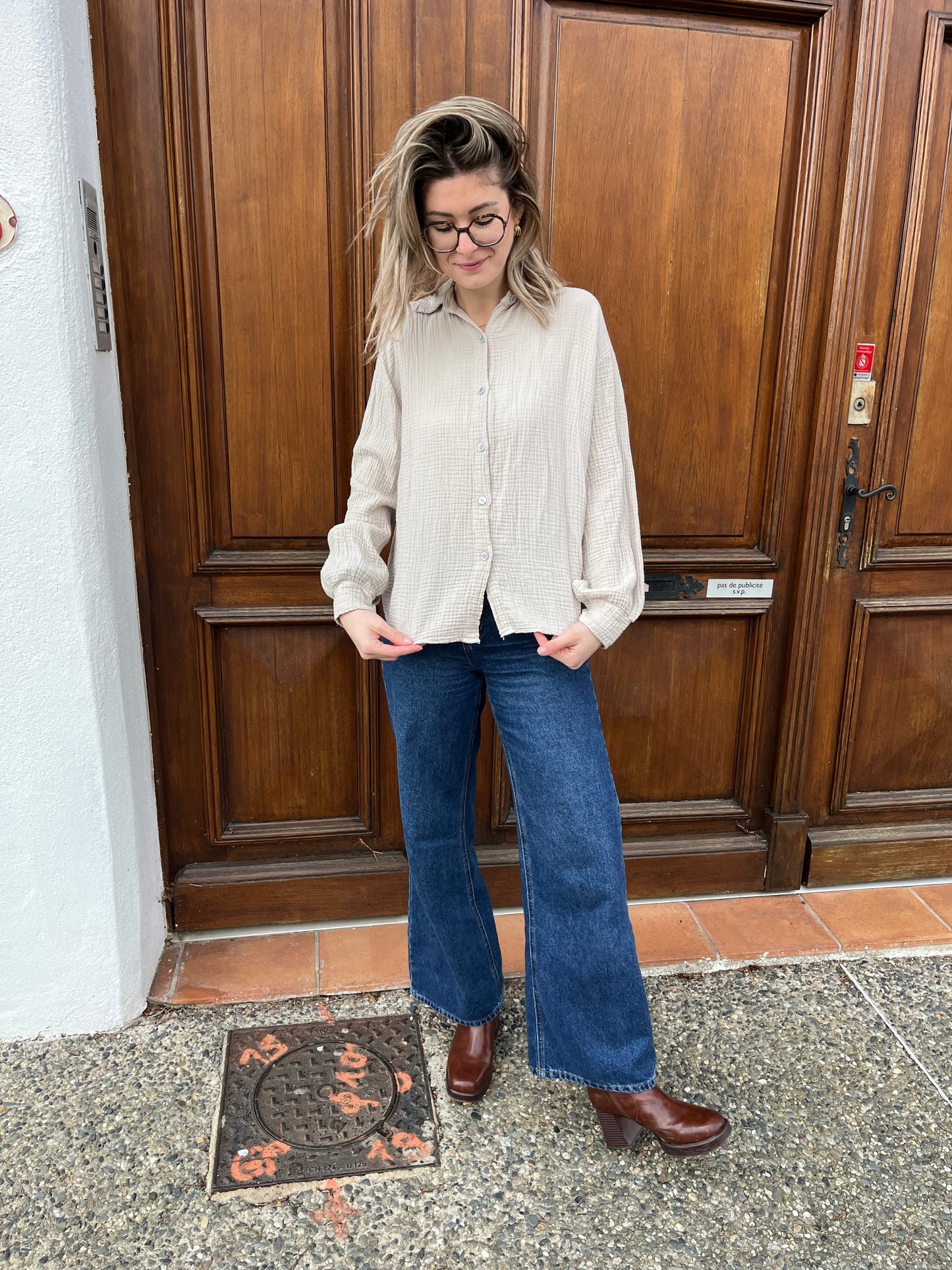 Chemise en gosse de coton, de couleur beige pour femmes très agréable à porter très tendance