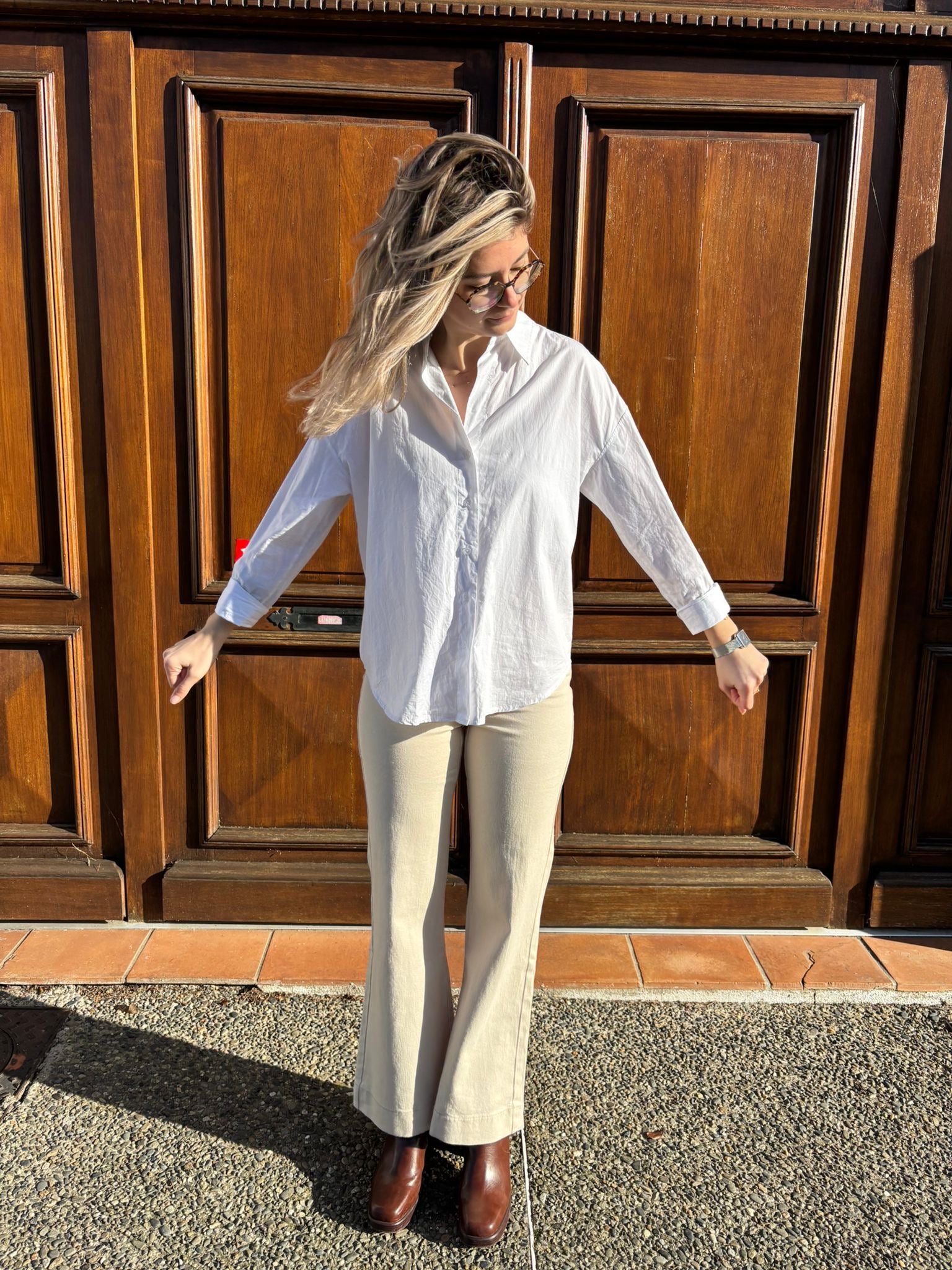 Chemise pour femme 100% en coton de couleur blanc hyper tendance pour un look chic et à la fois décontracté 
