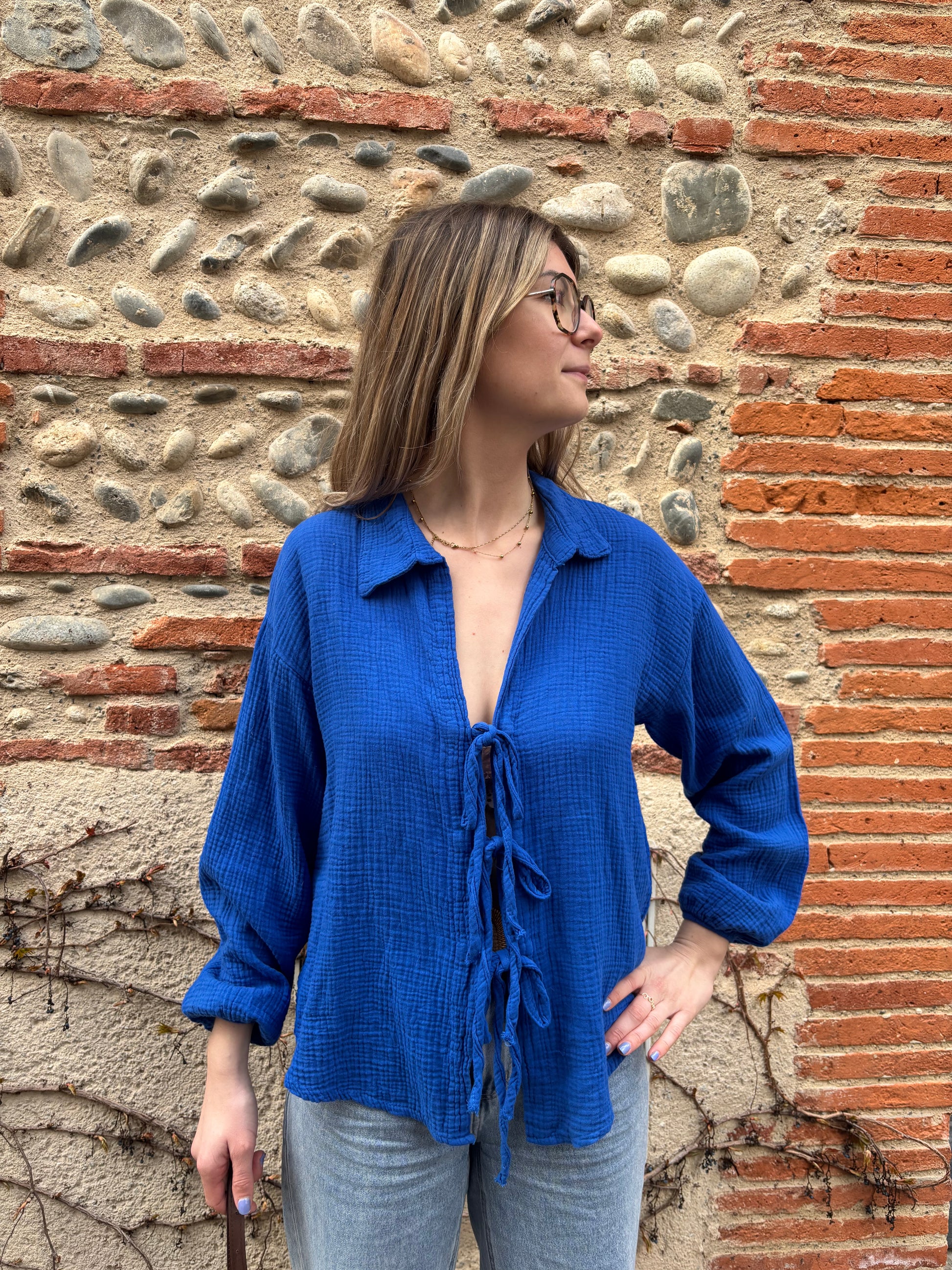 Chemisier en gaze de coton de couleur bleu pour femme, bleu très tendance idéal pour les beaux jours 