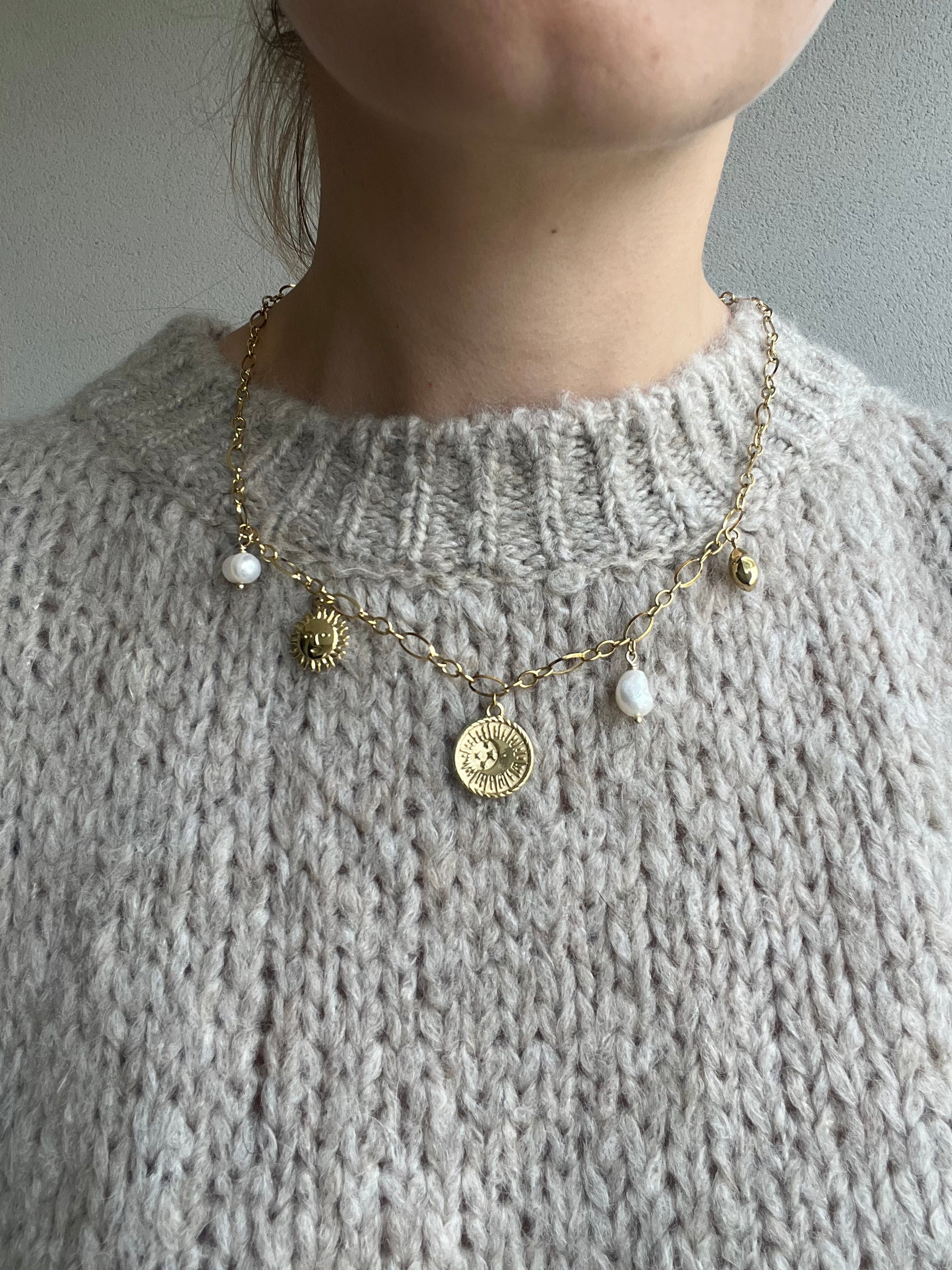 Collier très tendance pour femme avec plusieurs pendentifs 