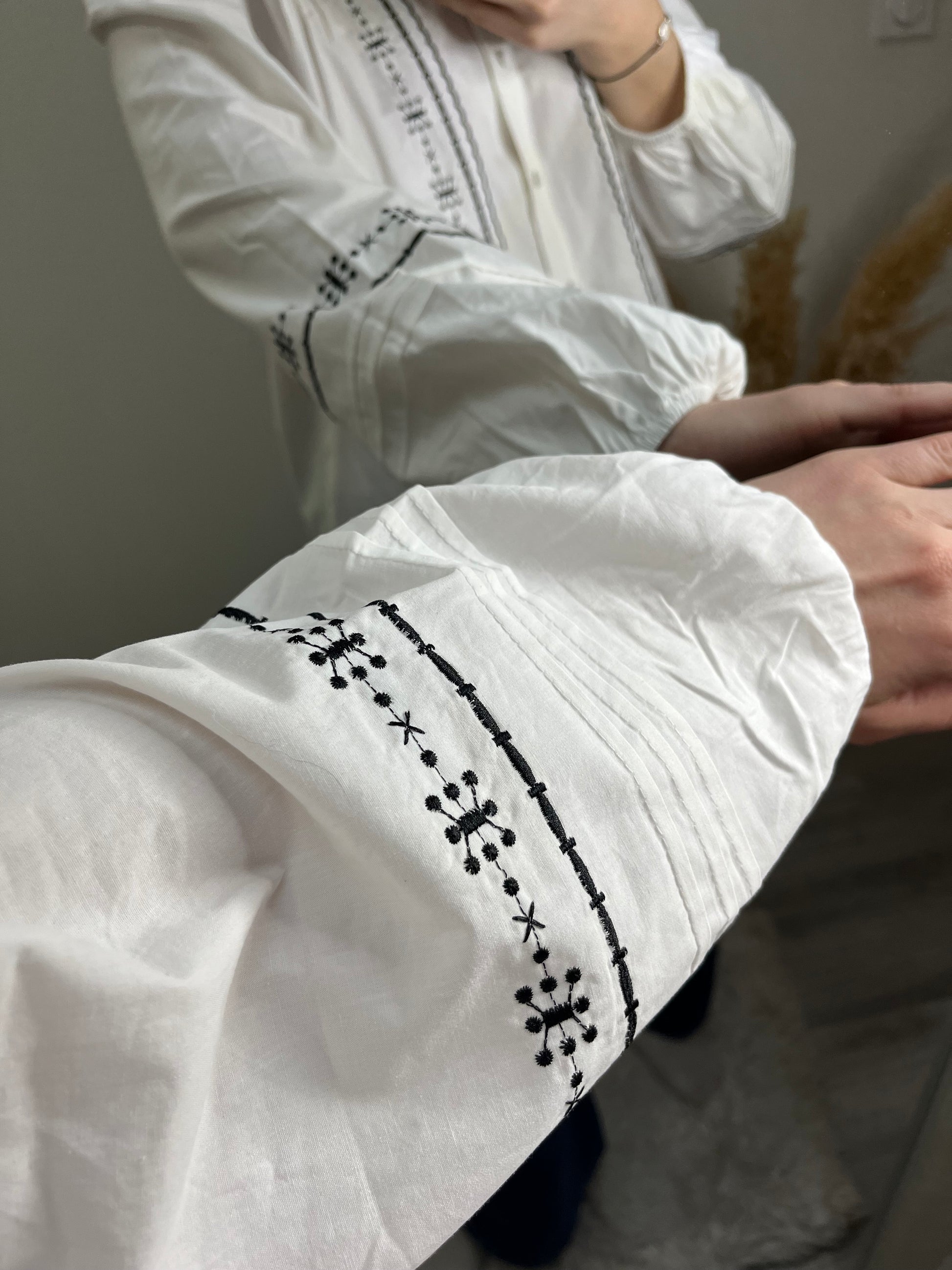 Détails brodé noir sur blouse Romy blanche avec boutons sur le devant 