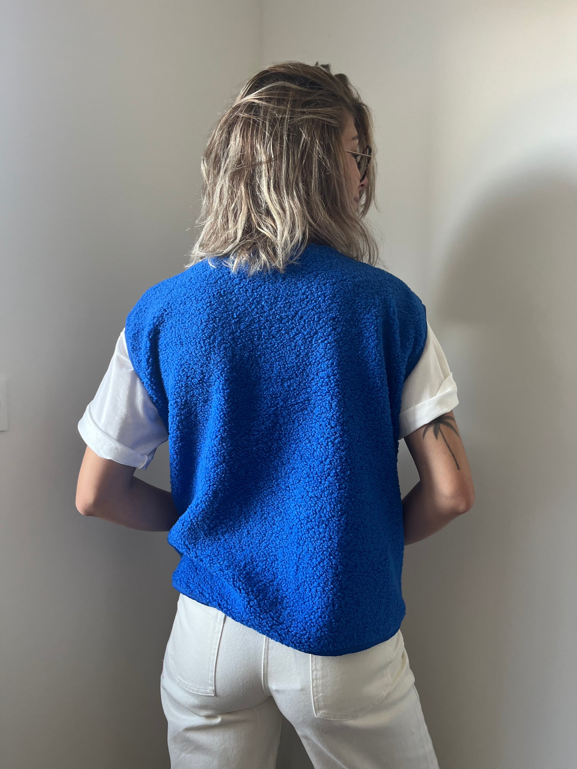Gilet moumoute femme a porter sur un t-shirt ou sur un pull parfait pour toutes saisons 