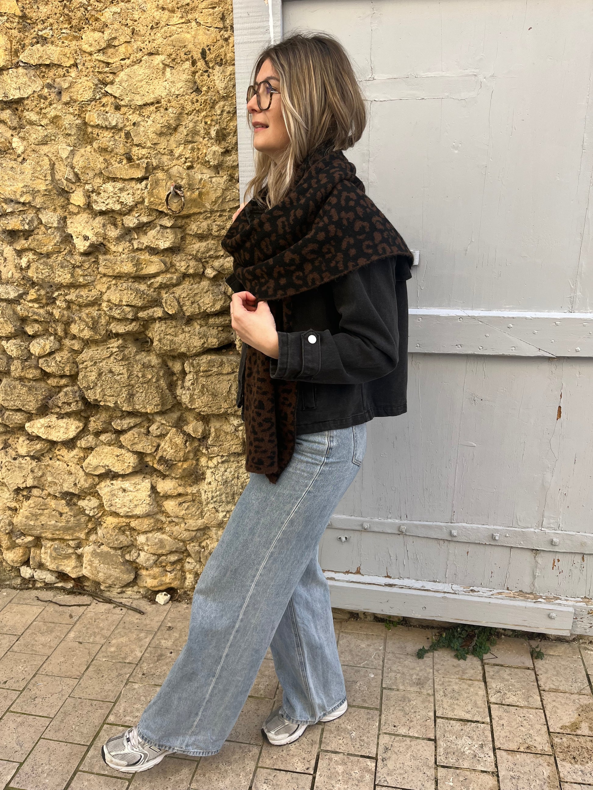 Echarpe pour femme motifs léopard couleur noir et marron