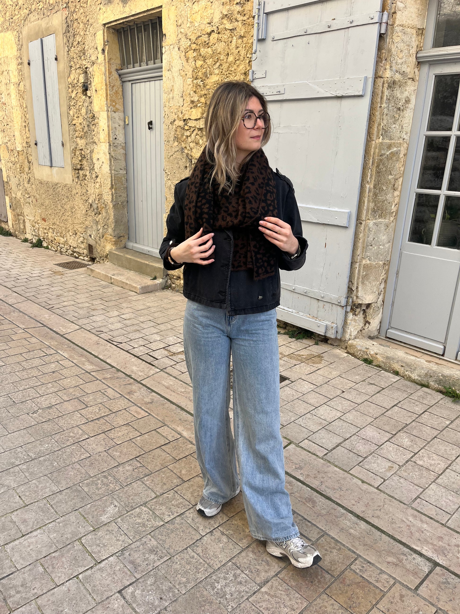 Echarpe femme adolescente tendance pour un look chic et décontracté 