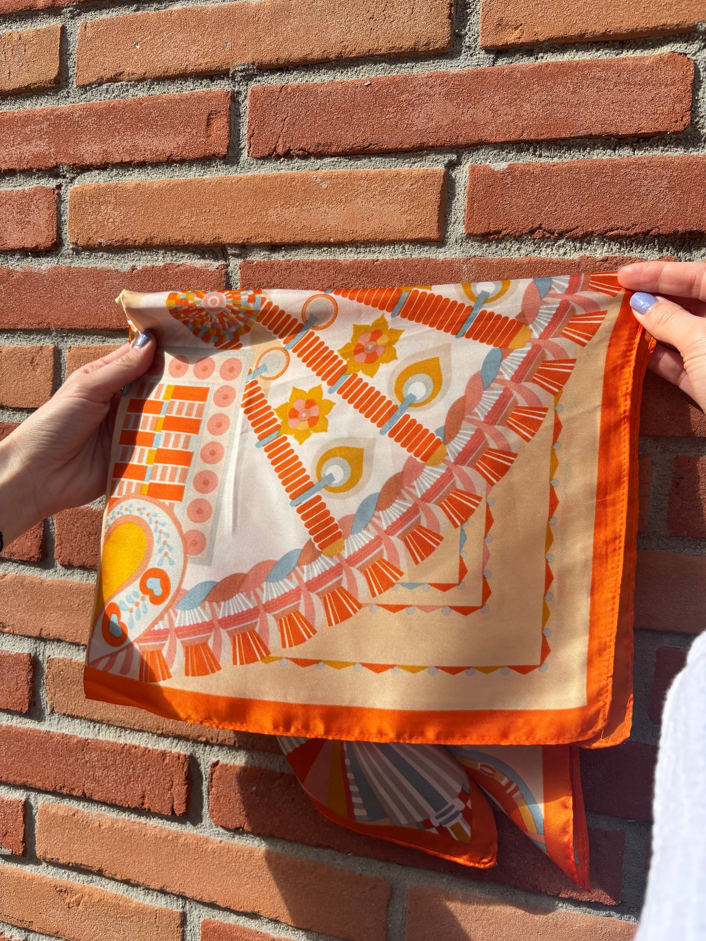 Foulard femme en soie orange avec motifs, accessoire chic
