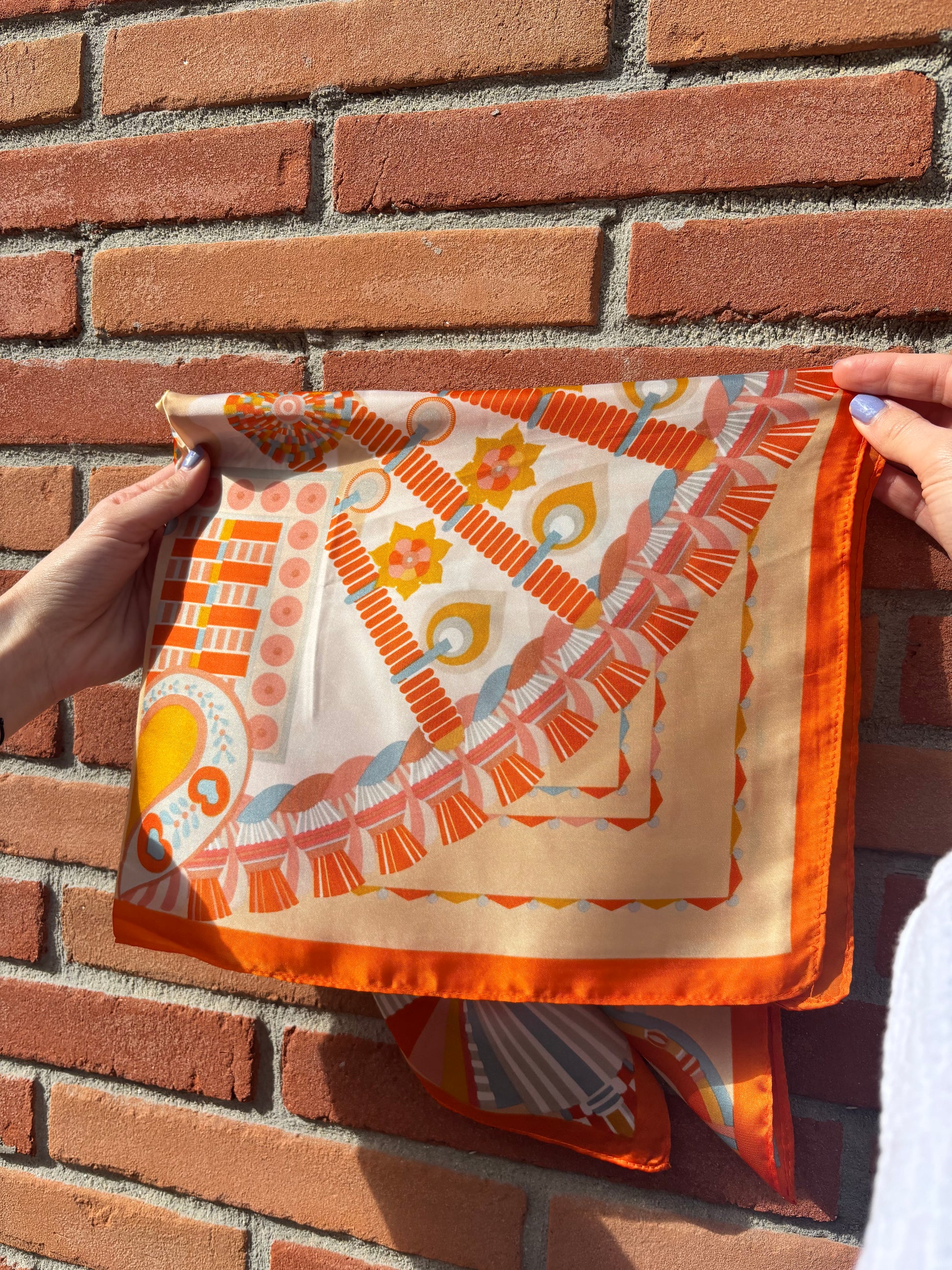 Foulard femme en soie orange avec motifs, accessoire chic
