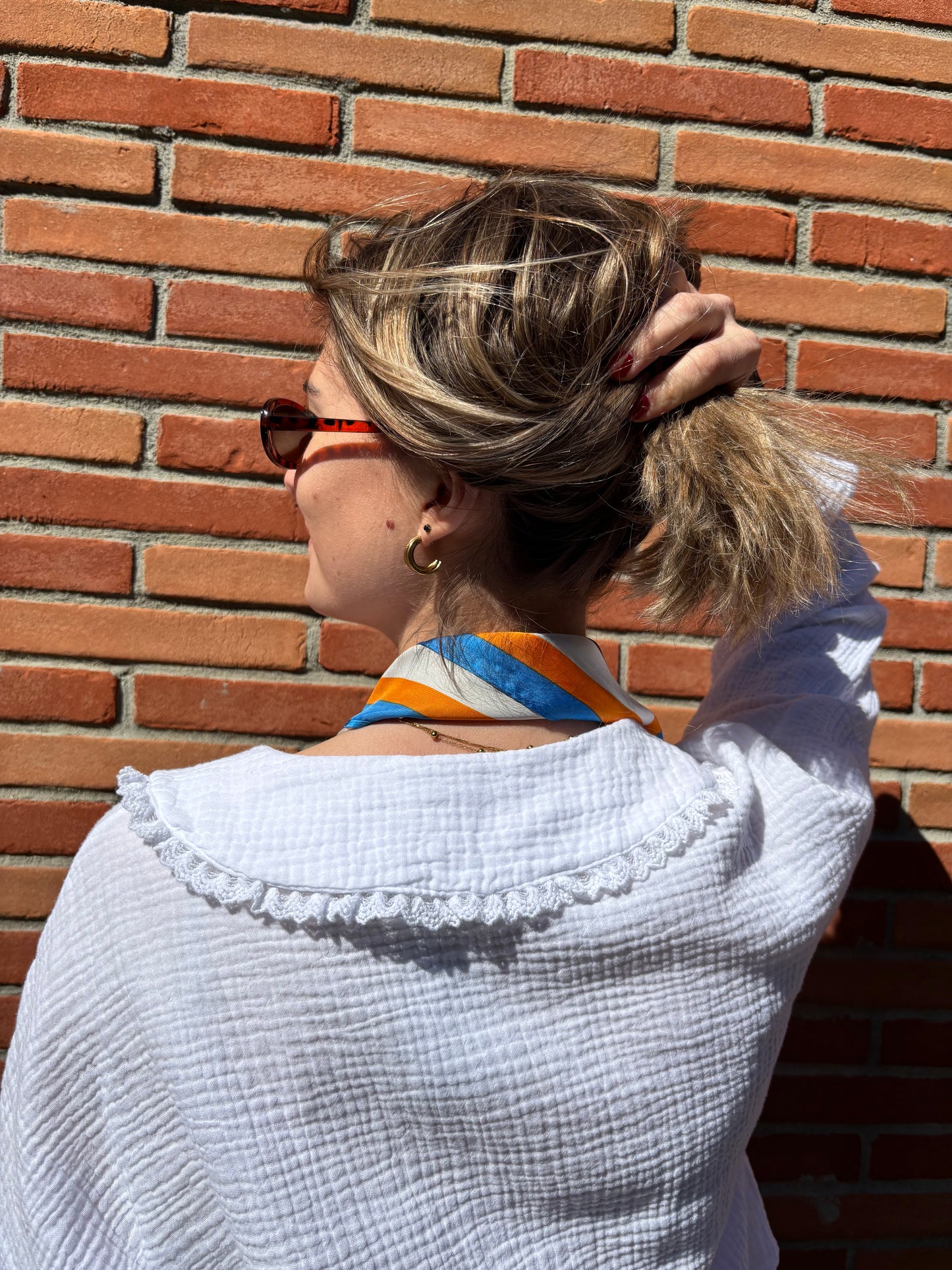 Foulard féminin en soie aux teintes variées, un accessoire chic et moderne pour une touche de gaieté et de style.