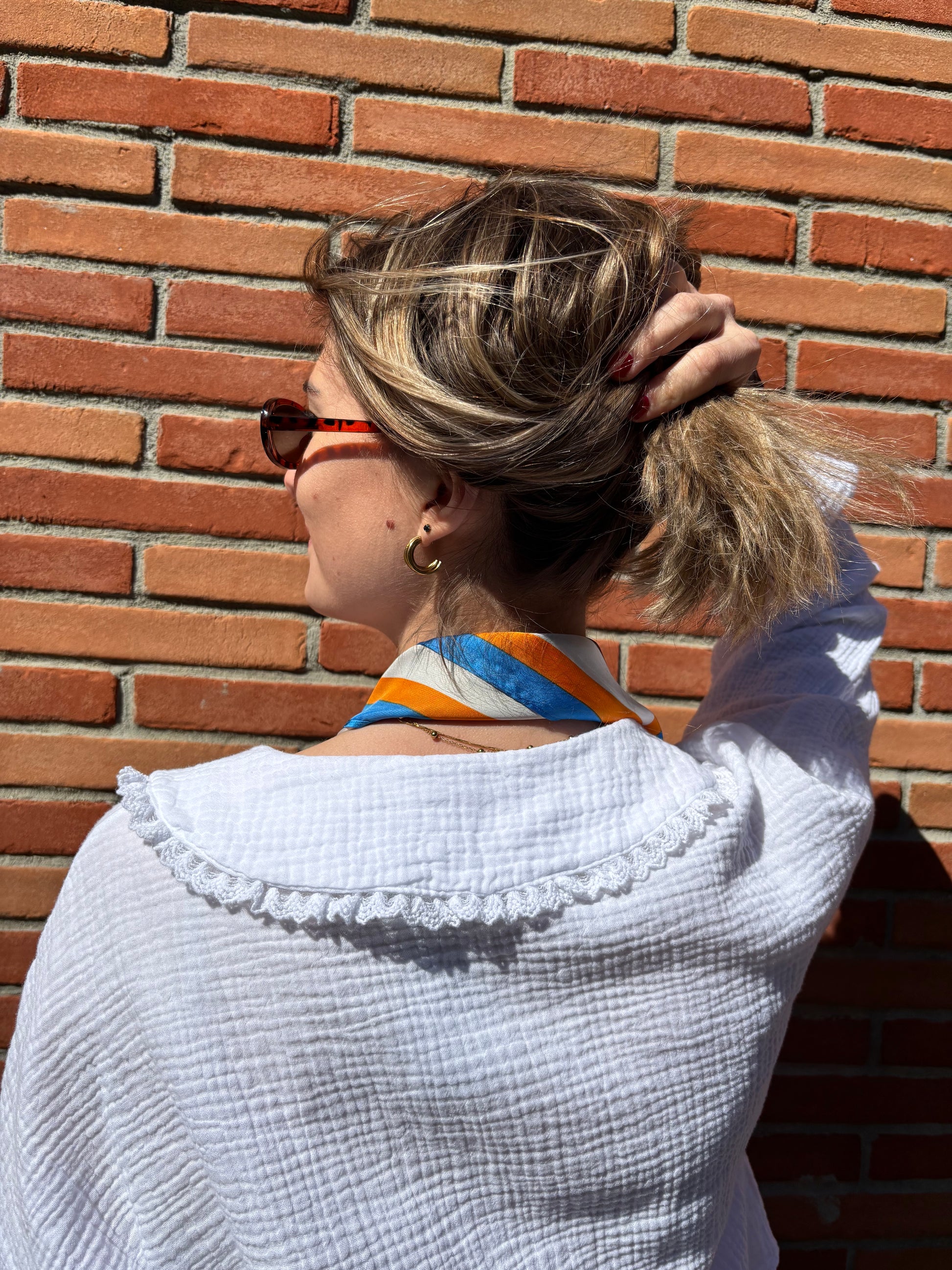 Foulard féminin en soie aux teintes variées, un accessoire chic et moderne pour une touche de gaieté et de style.