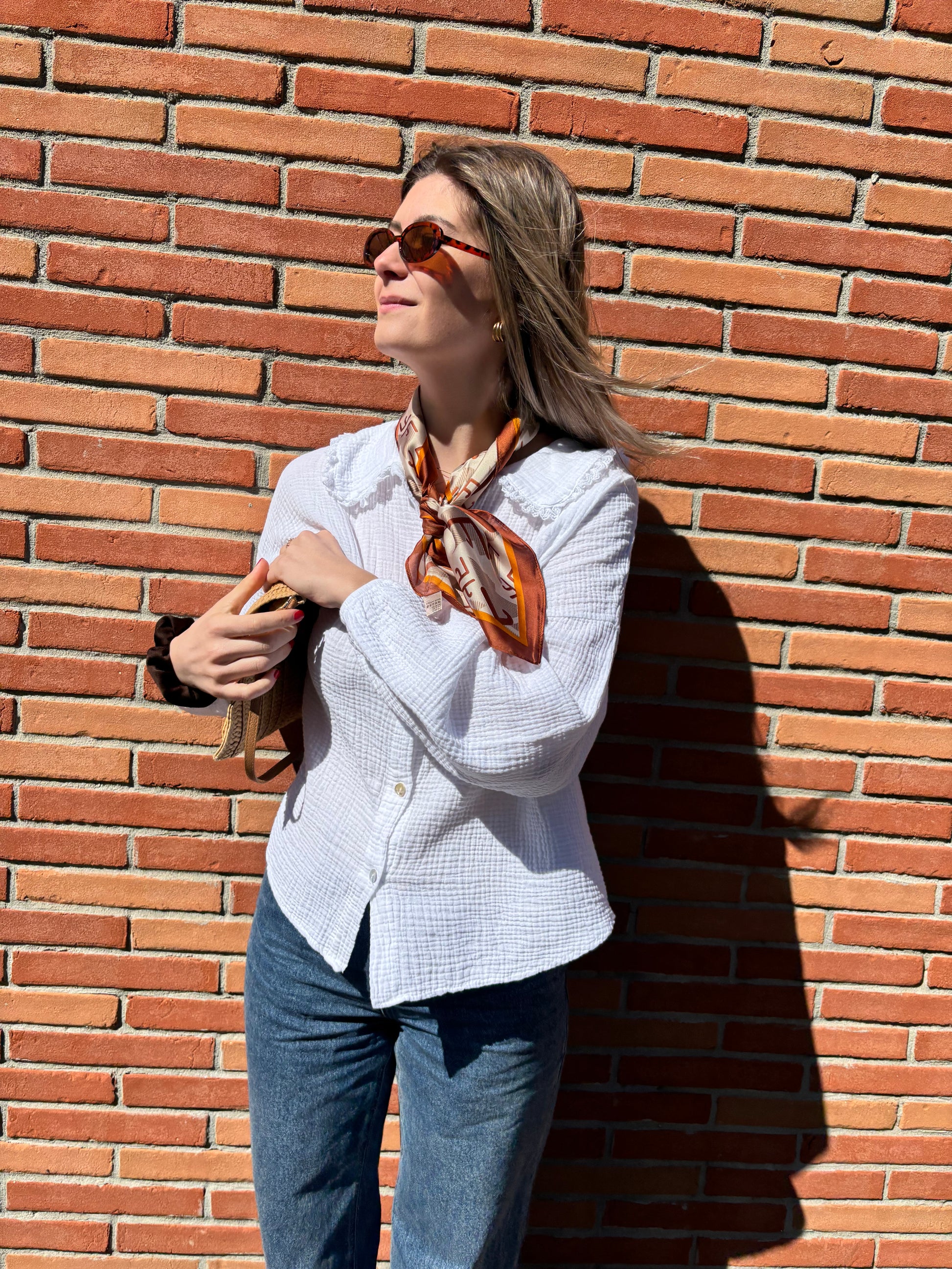 Foulard en soie marron à motifs pour femme, chic et raffiné, parfait pour compléter vos tenues avec élégance.