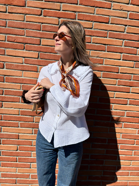 Foulard en soie marron à motifs pour femme, chic et raffiné, parfait pour compléter vos tenues avec élégance.