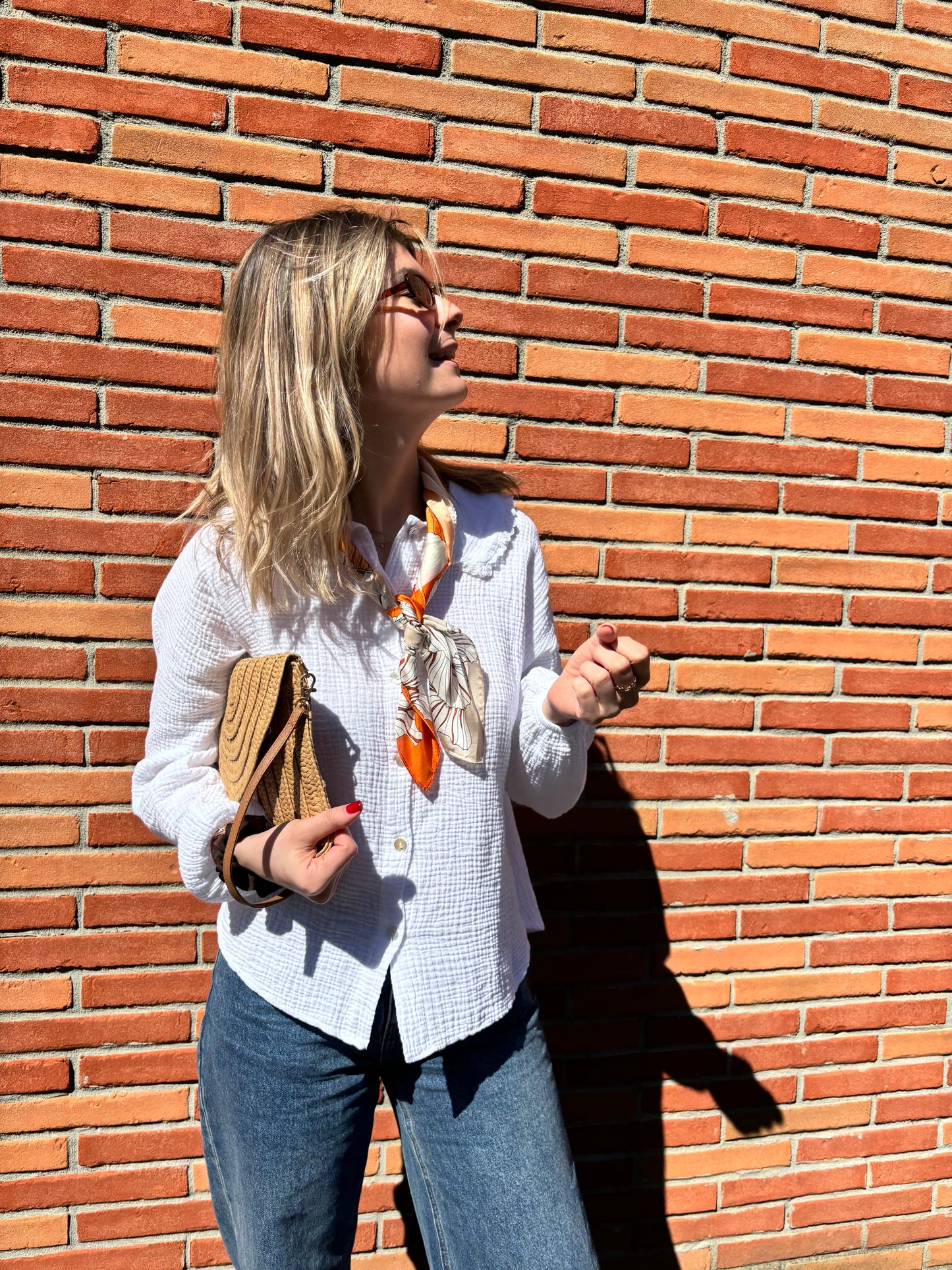 Foulard en soie pour femme aux motifs floraux orange et blanc, élégant et très tendance, parfait pour sublimer toutes vos tenues.