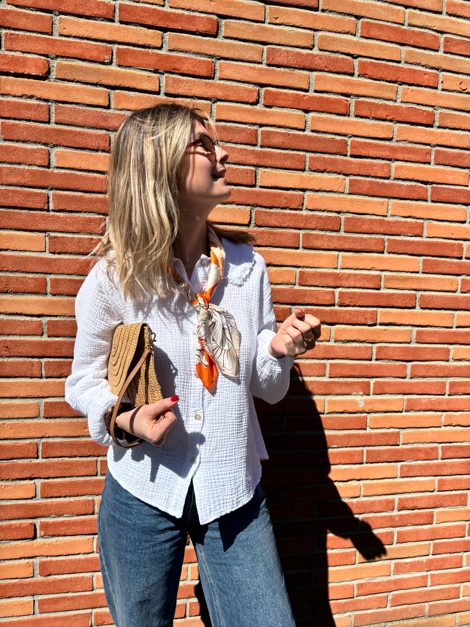 Foulard en soie pour femme aux motifs floraux orange et blanc, élégant et très tendance, parfait pour sublimer toutes vos tenues.