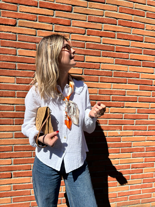 Foulard en soie pour femme aux motifs floraux orange et blanc, élégant et très tendance, parfait pour sublimer toutes vos tenues.