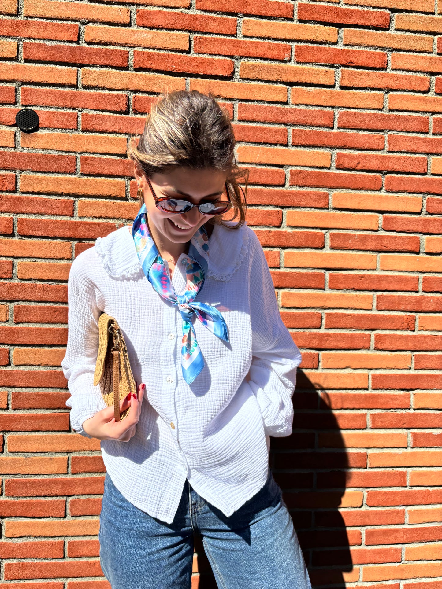Foulard mode pour femme, bleu avec motifs décoratifs, un accessoire incontournable pour un style moderne et sophistiqué.