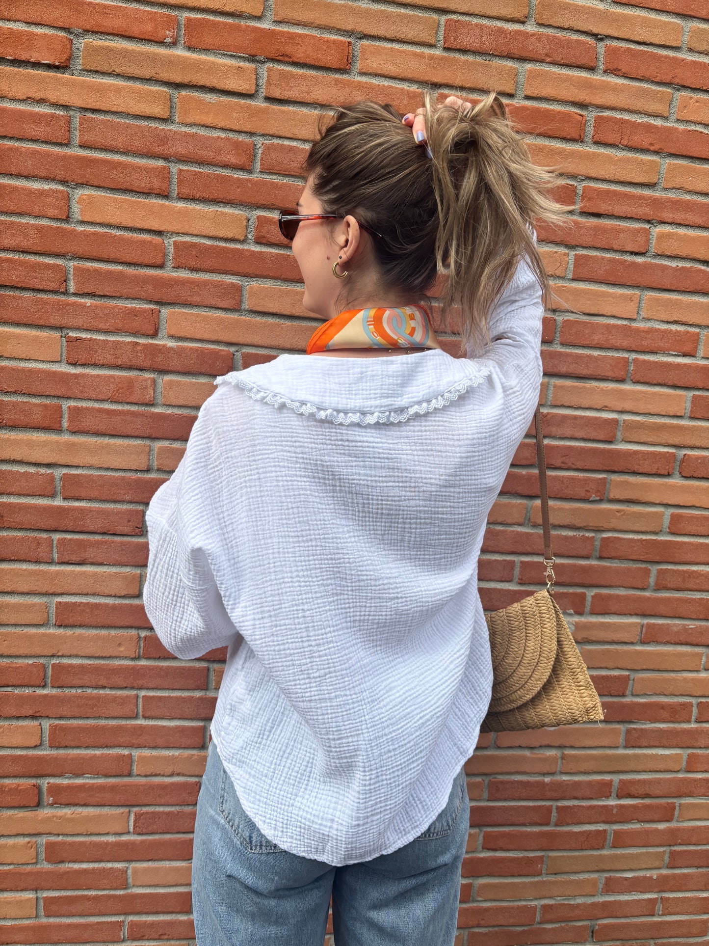 Foulard femme orange en soie imprimée, fluide et tendance