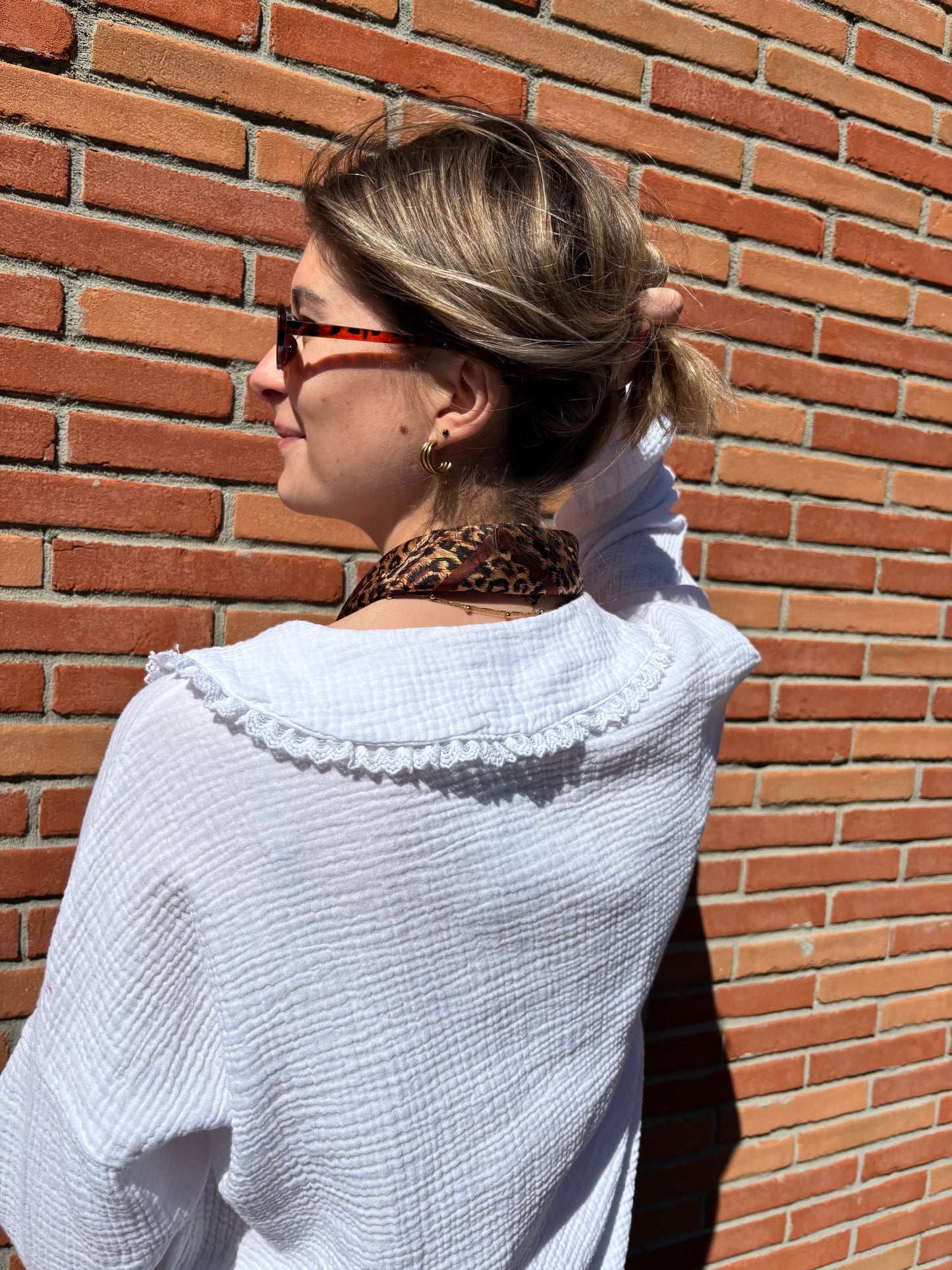 Foulard féminin imprimé léopard, parfait pour apporter une touche sauvage et chic à toutes vos tenues.