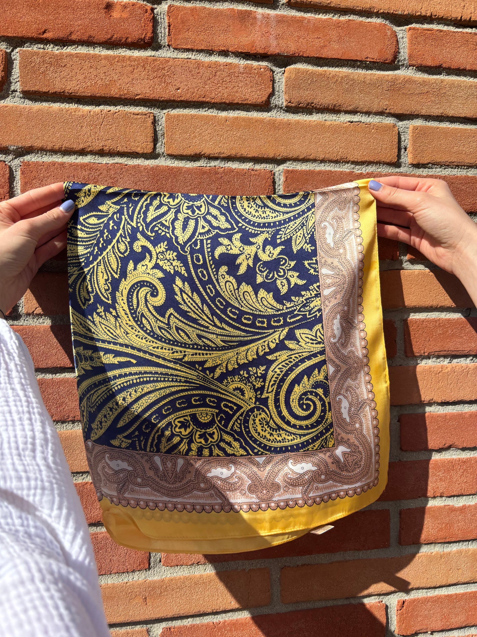 Accessoire femme foulard soie motifs géométriques jaune et bleu
