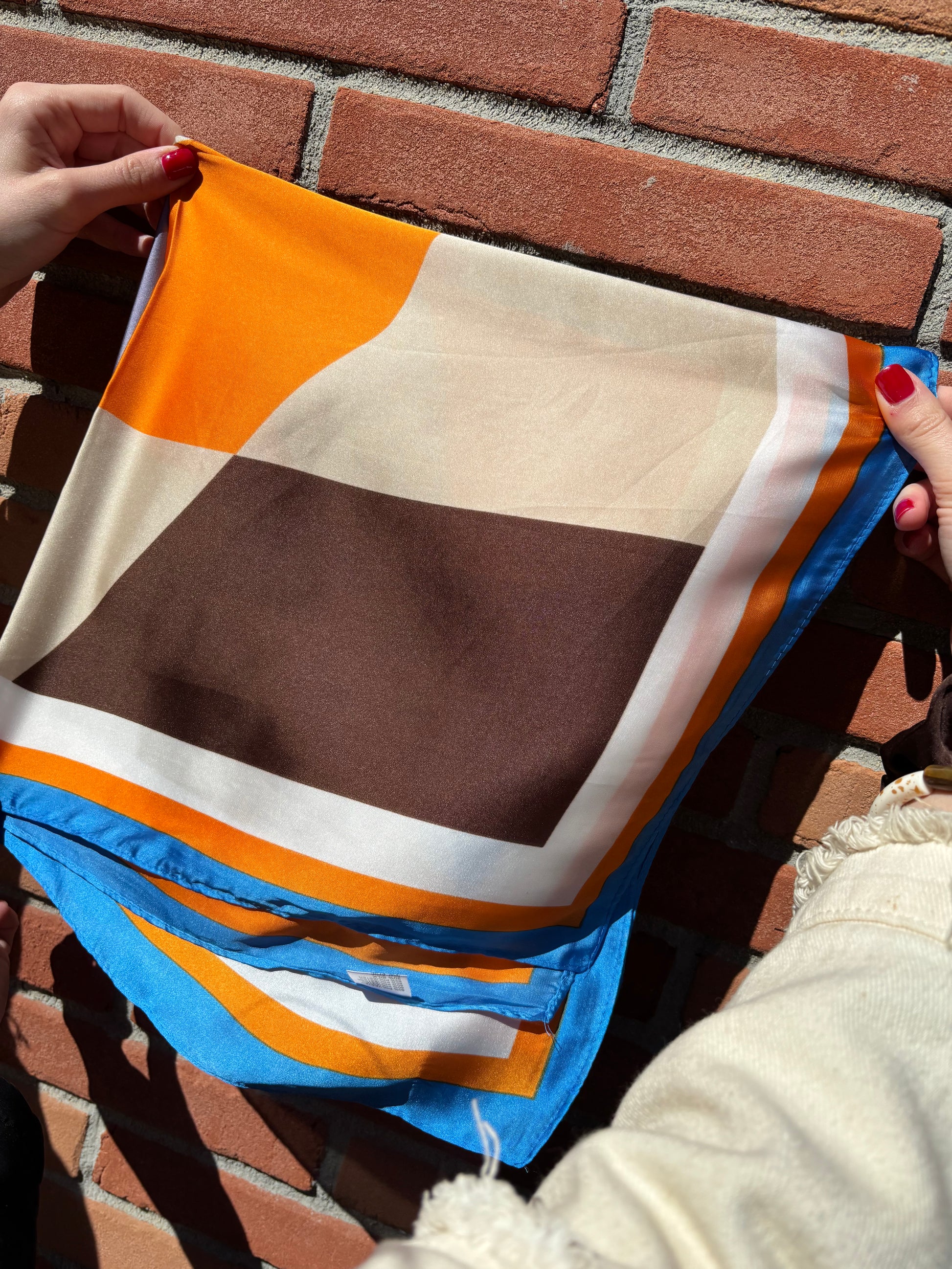 Foulard soyeux et tendance pour femme, imprimé coloré et raffiné, pour un style audacieux et élégant.
