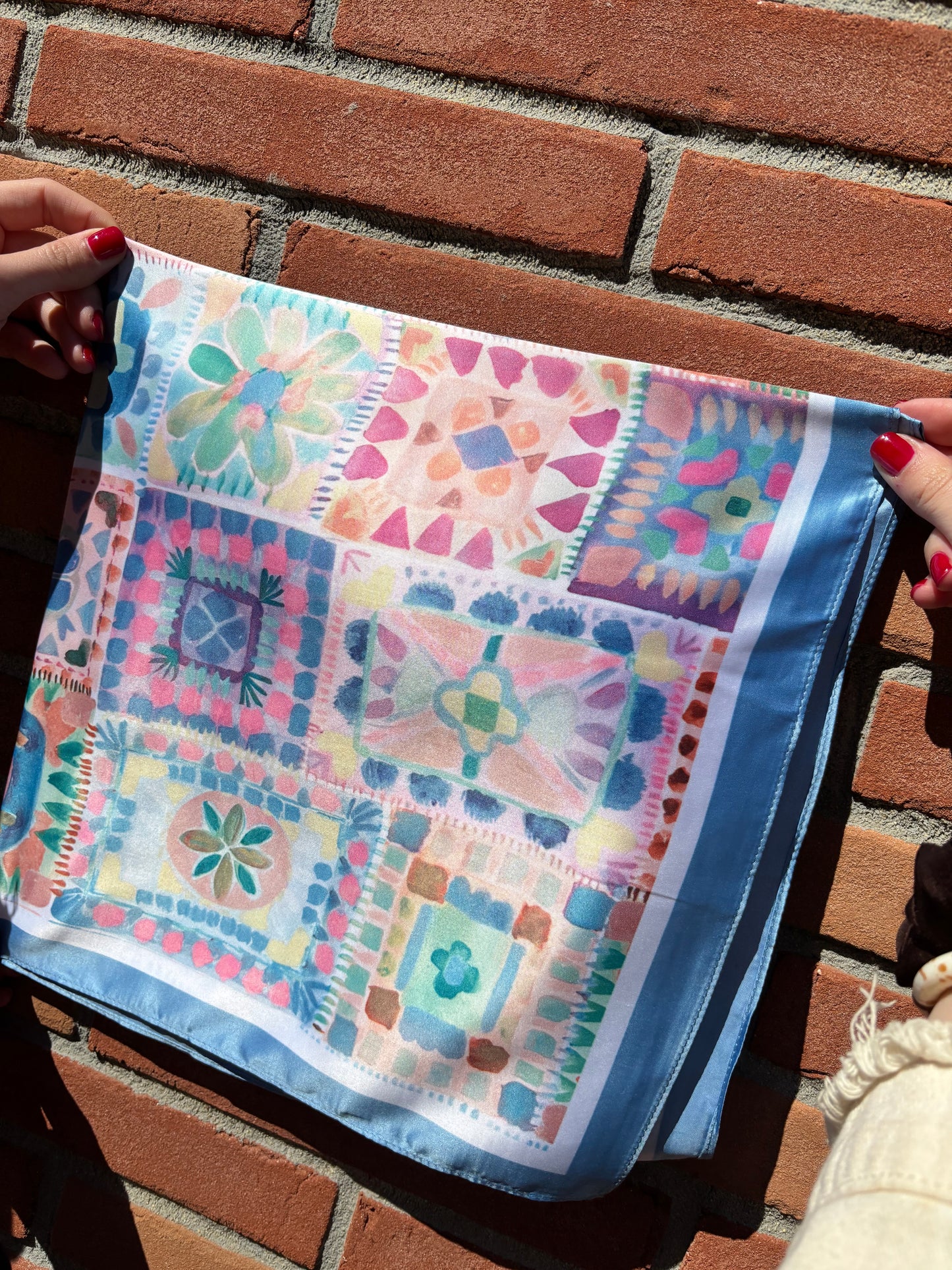Foulard léger bleue à imprimés stylés, idéale pour ajouter une note mode et colorée à votre garde-robe.