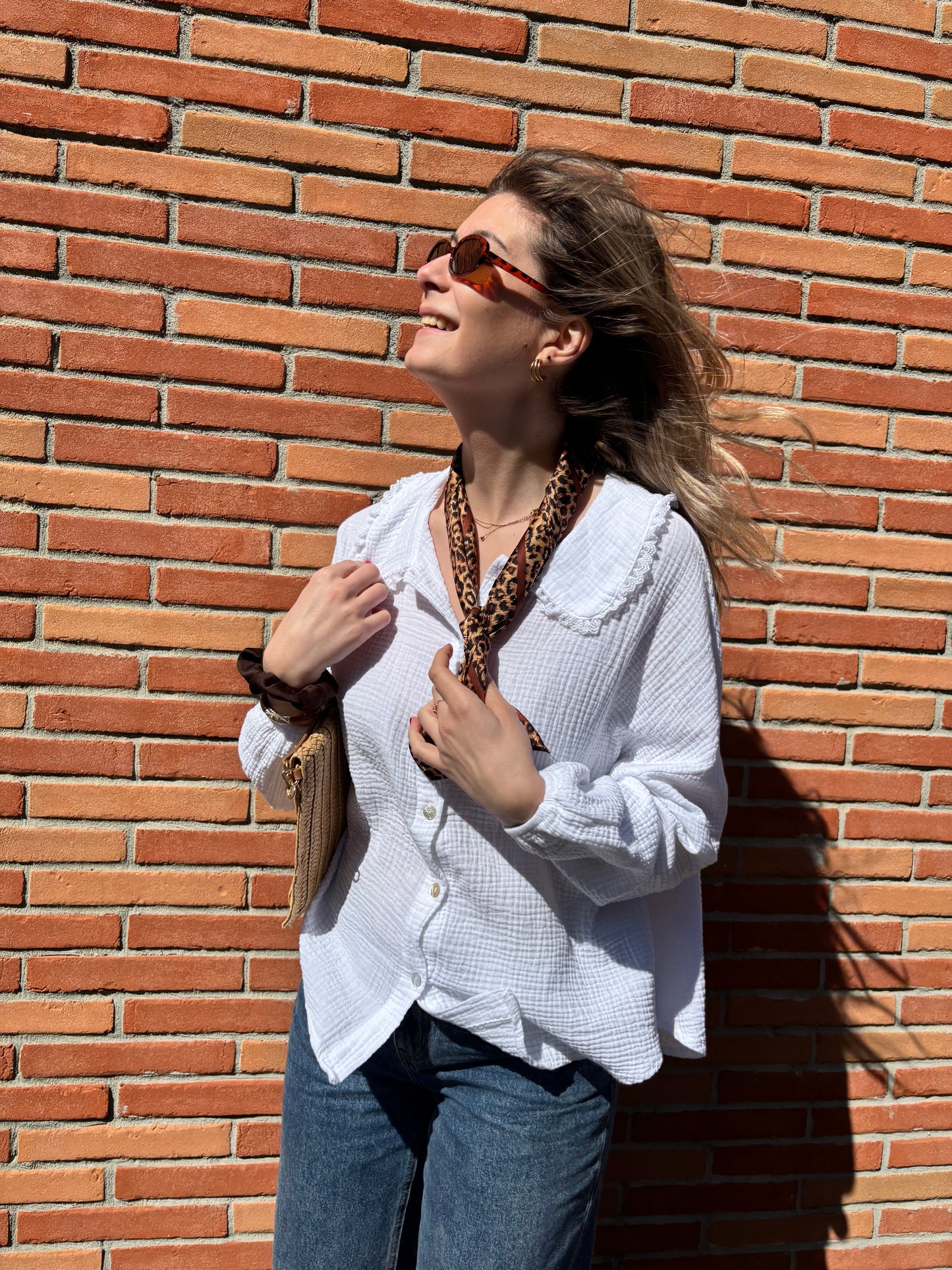 Foulard pour femme à motifs léopard, accessoire tendance et audacieux pour un style affirmé et moderne.
