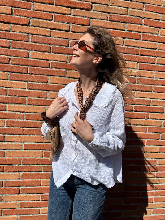 Foulard pour femme à motifs léopard, accessoire tendance et audacieux pour un style affirmé et moderne.