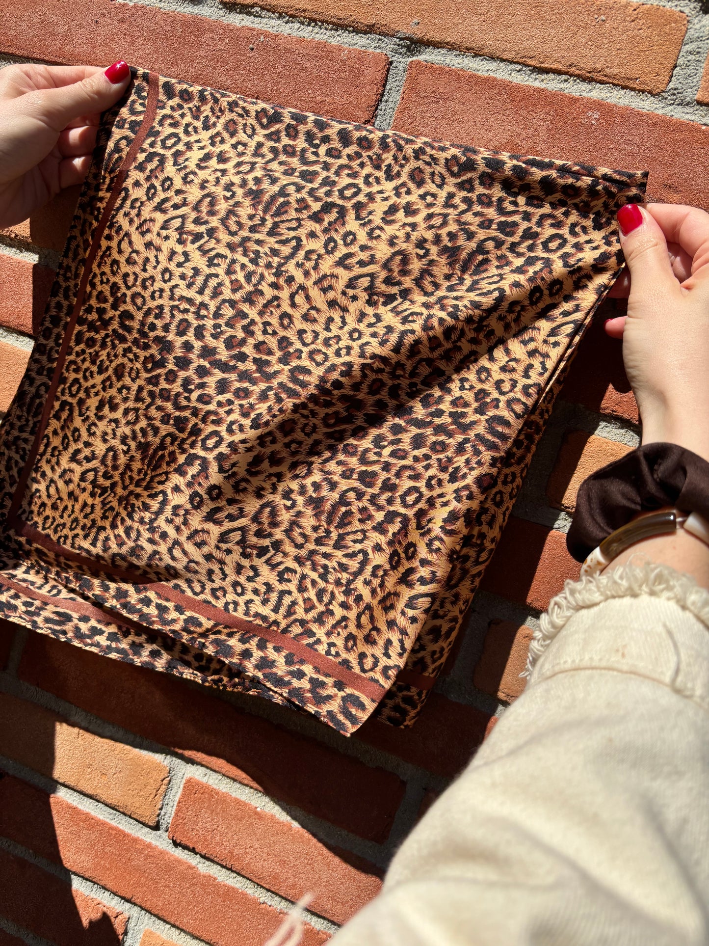 Foulard pour femme au design léopard, accessoire chic et intemporel pour une allure stylée et actuelle.
