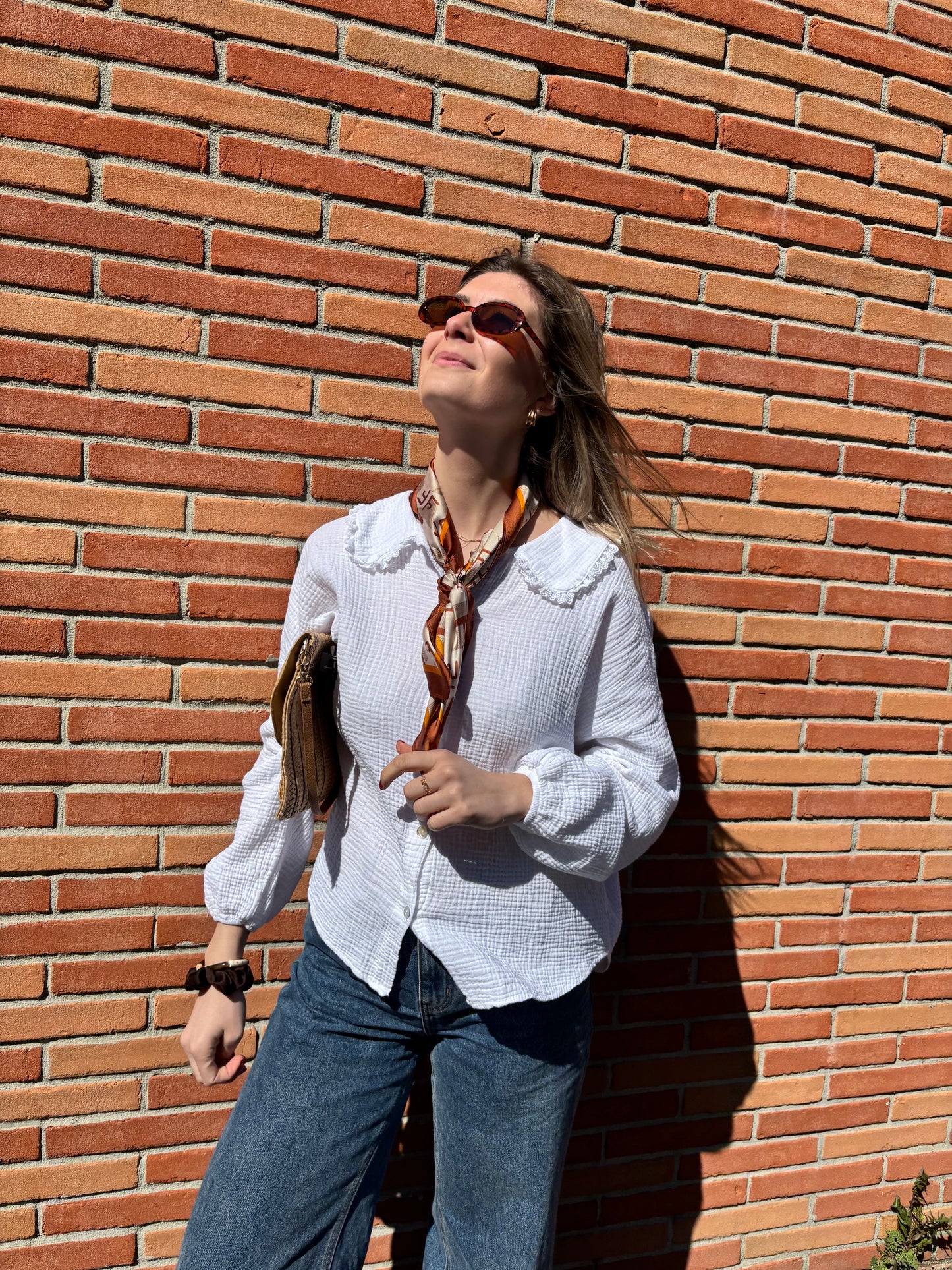 Accessoire de mode féminin en soie marron, motifs raffinés, parfait pour un style audacieux et chic.