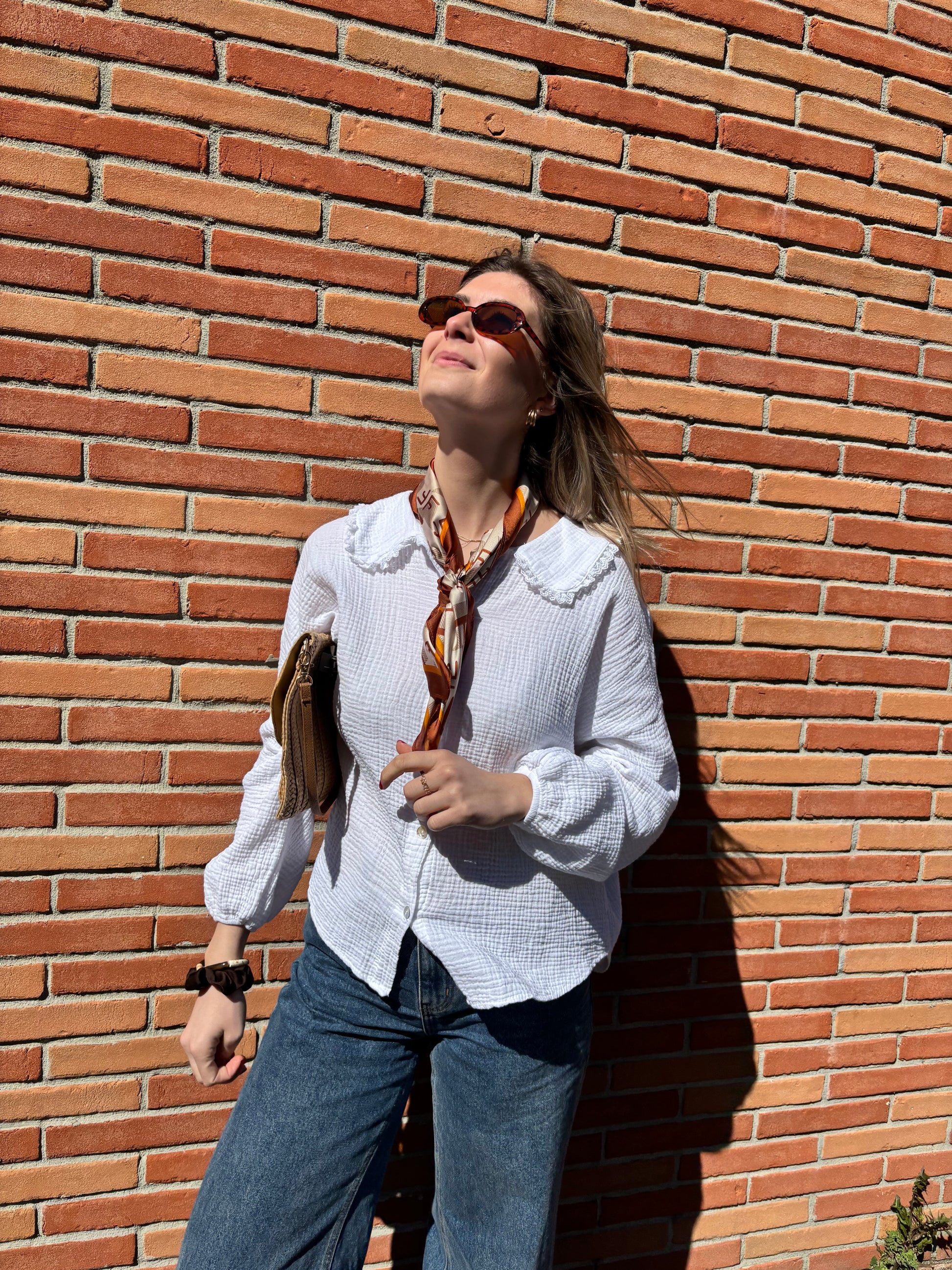 Accessoire de mode féminin en soie marron, motifs raffinés, parfait pour un style audacieux et chic.