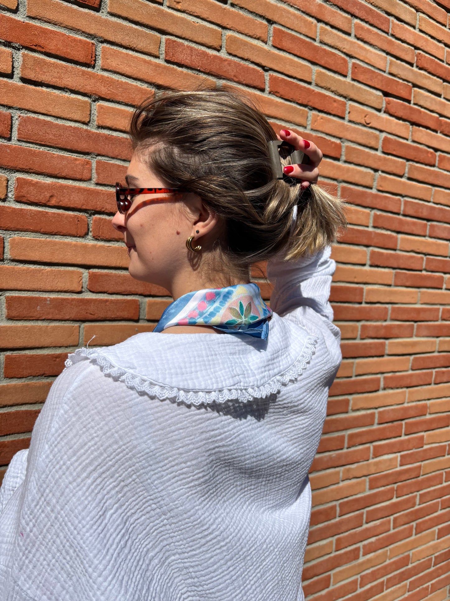 Foulard féminin bleu à motifs raffinés, parfait pour sublimer un look chic et actuel en toute saison.