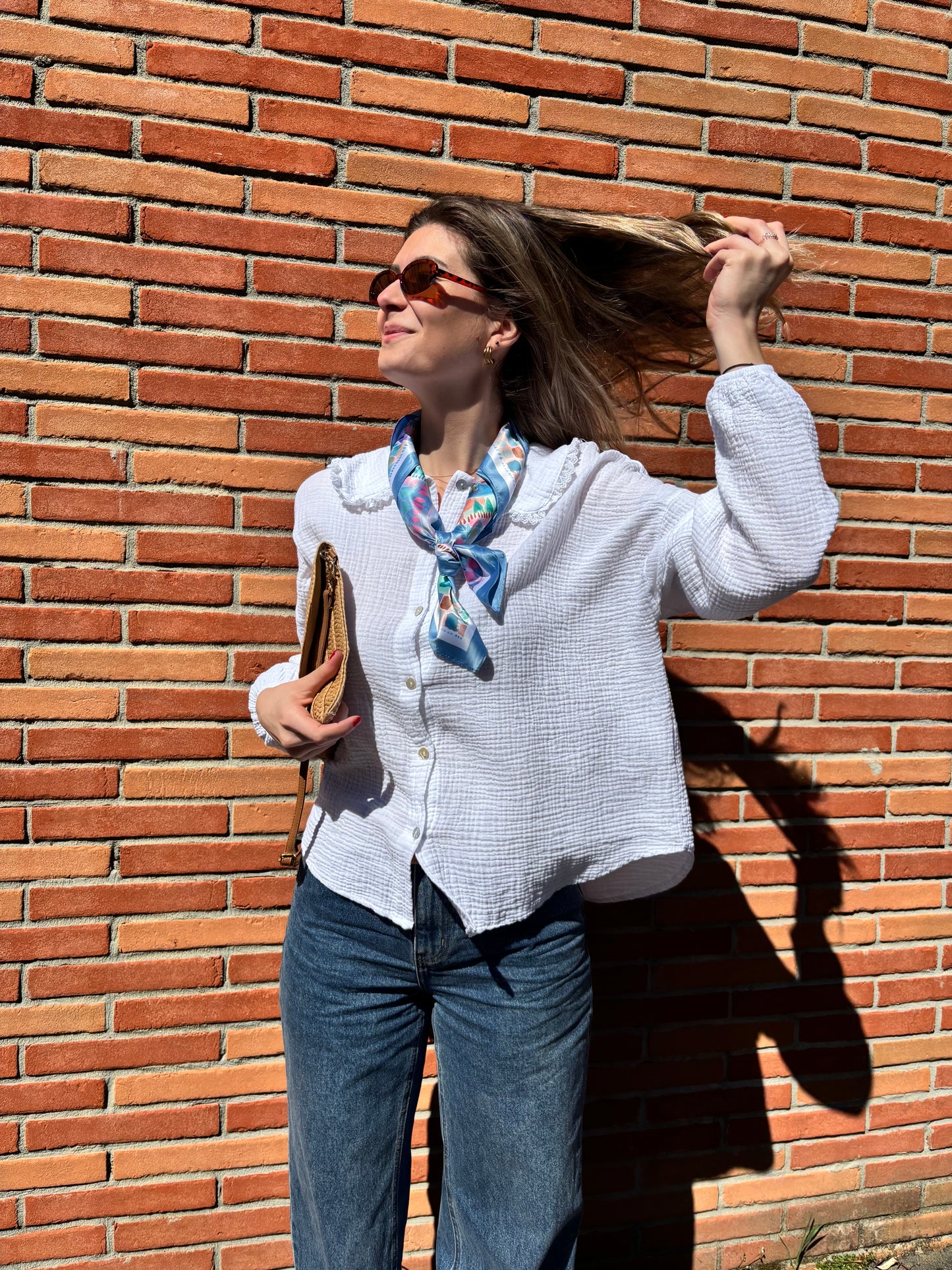 Foulard bleu pour femme orné de motifs élégants, accessoire tendance qui apporte une touche de style et de modernité à toutes vos tenues.

