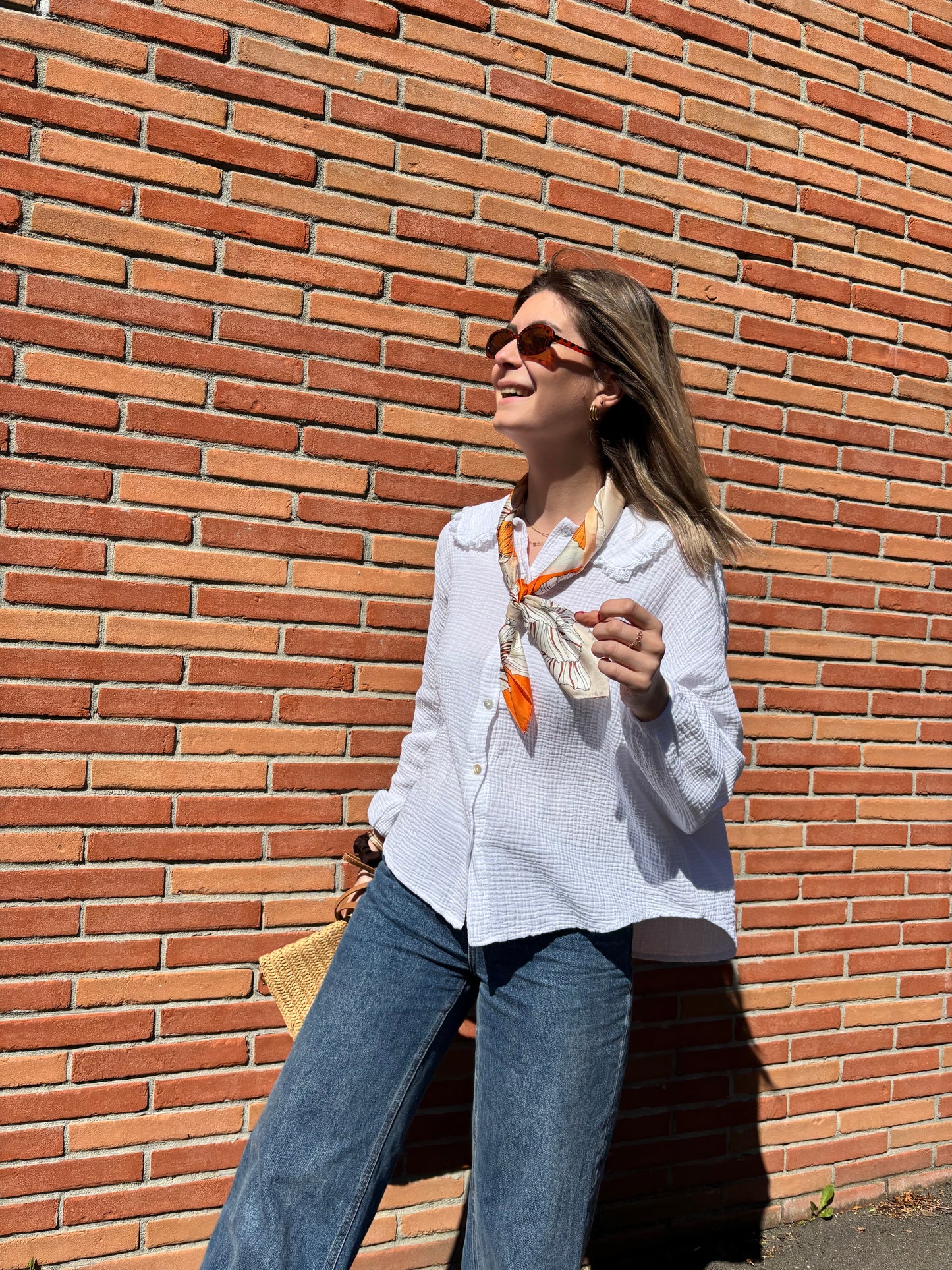 Foulard féminin en soie douce orné de fleurs orange et blanches, un accessoire chic et moderne pour une touche de fraîcheur.