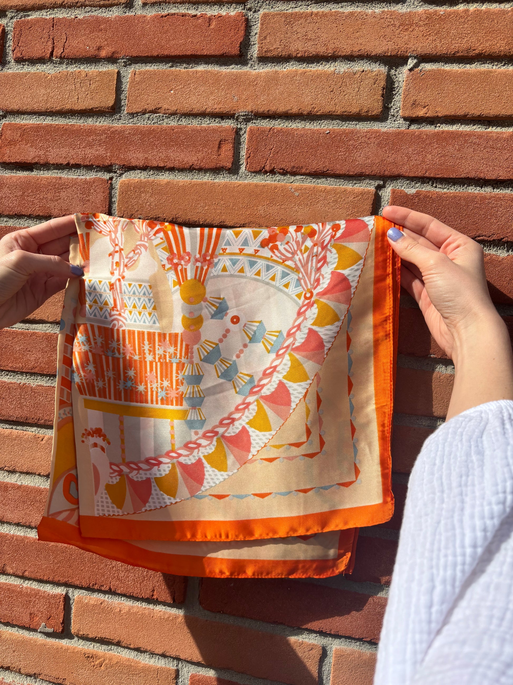 Foulard femme en soie orange pour accessoiriser une tenue