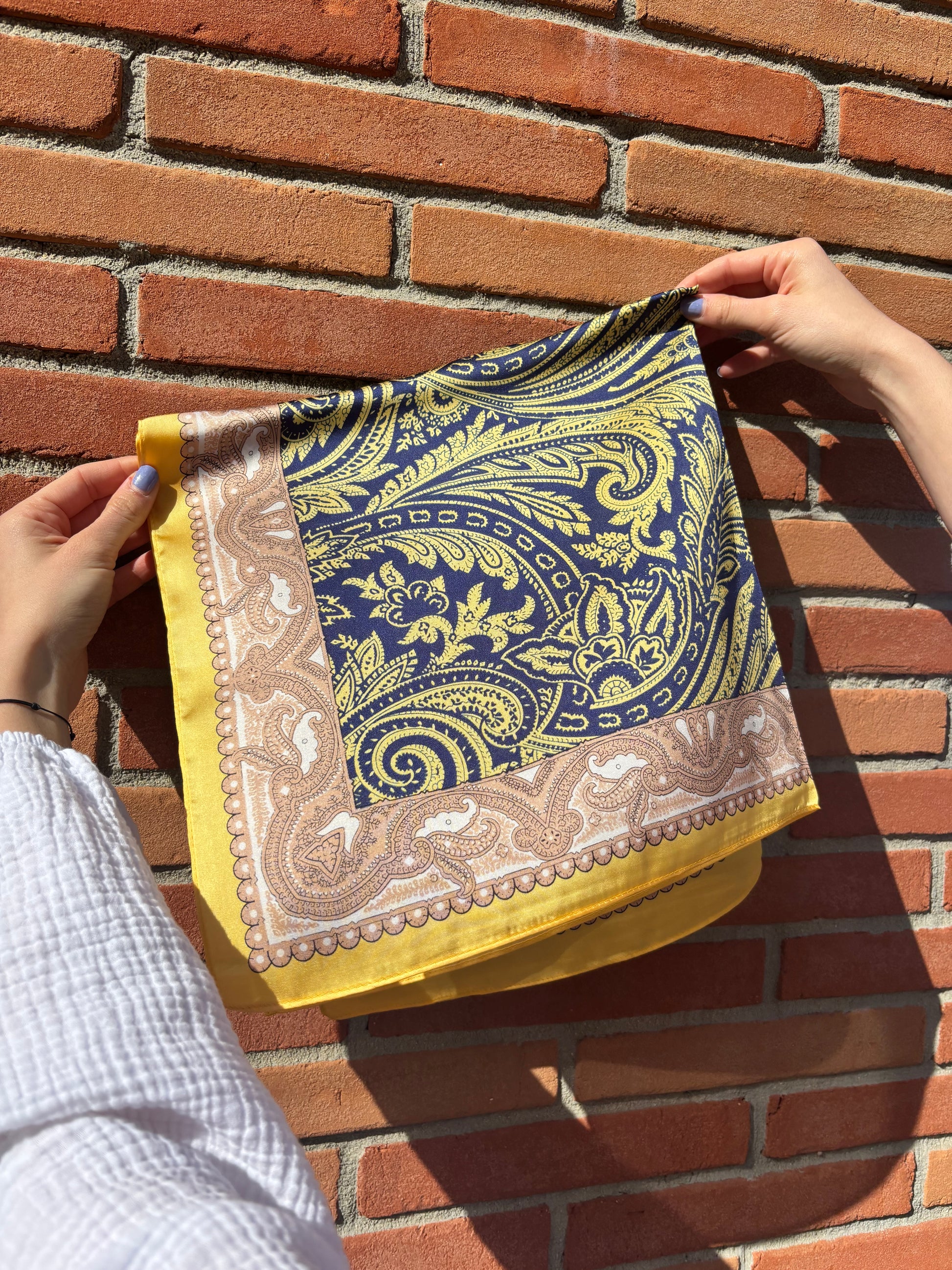 Foulard en soie haut de gamme bleu et jaune style chic