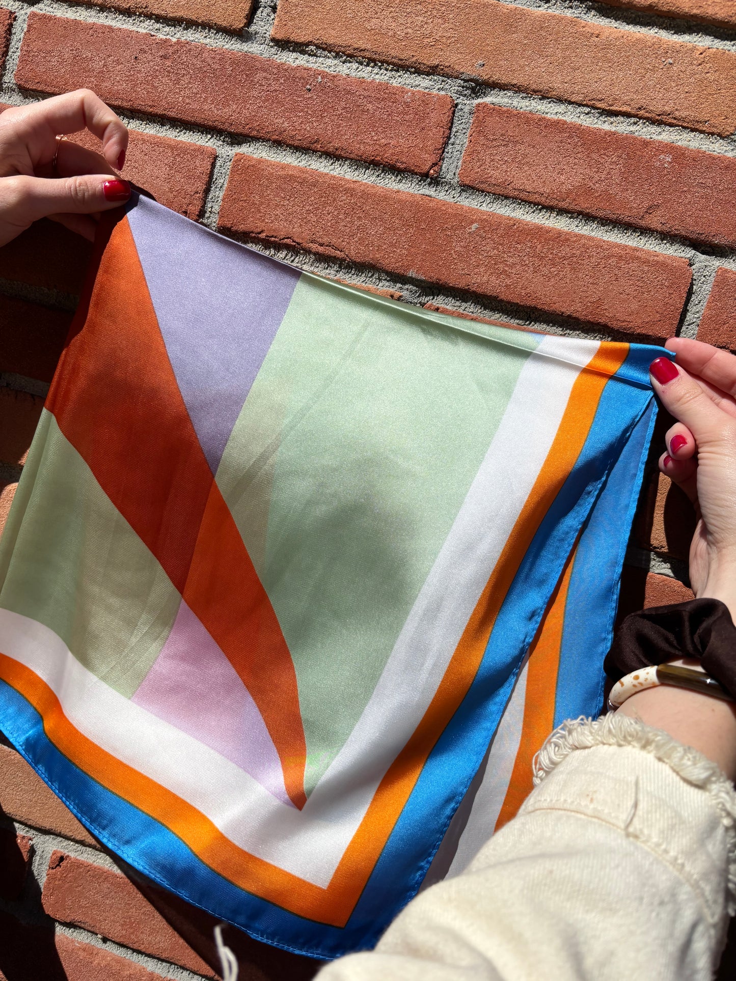 Foulard en soie pour femme – motif coloré éclatant, chic et tendance, parfait pour sublimer toutes vos tenues.