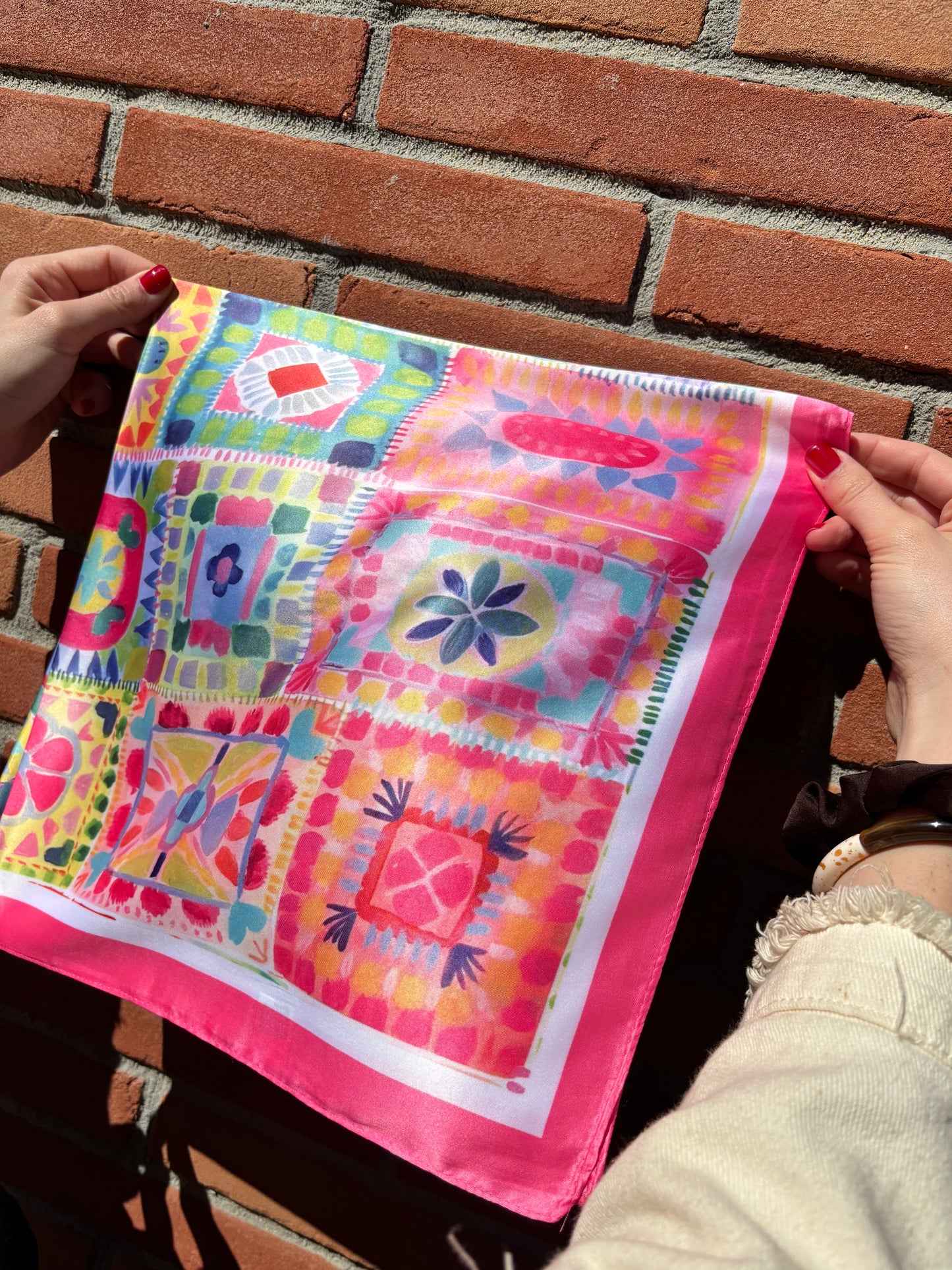 Foulard rose pour femme avec imprimé géométrique, accessoire fashion polyvalent pour sublimer une tenue quotidienne