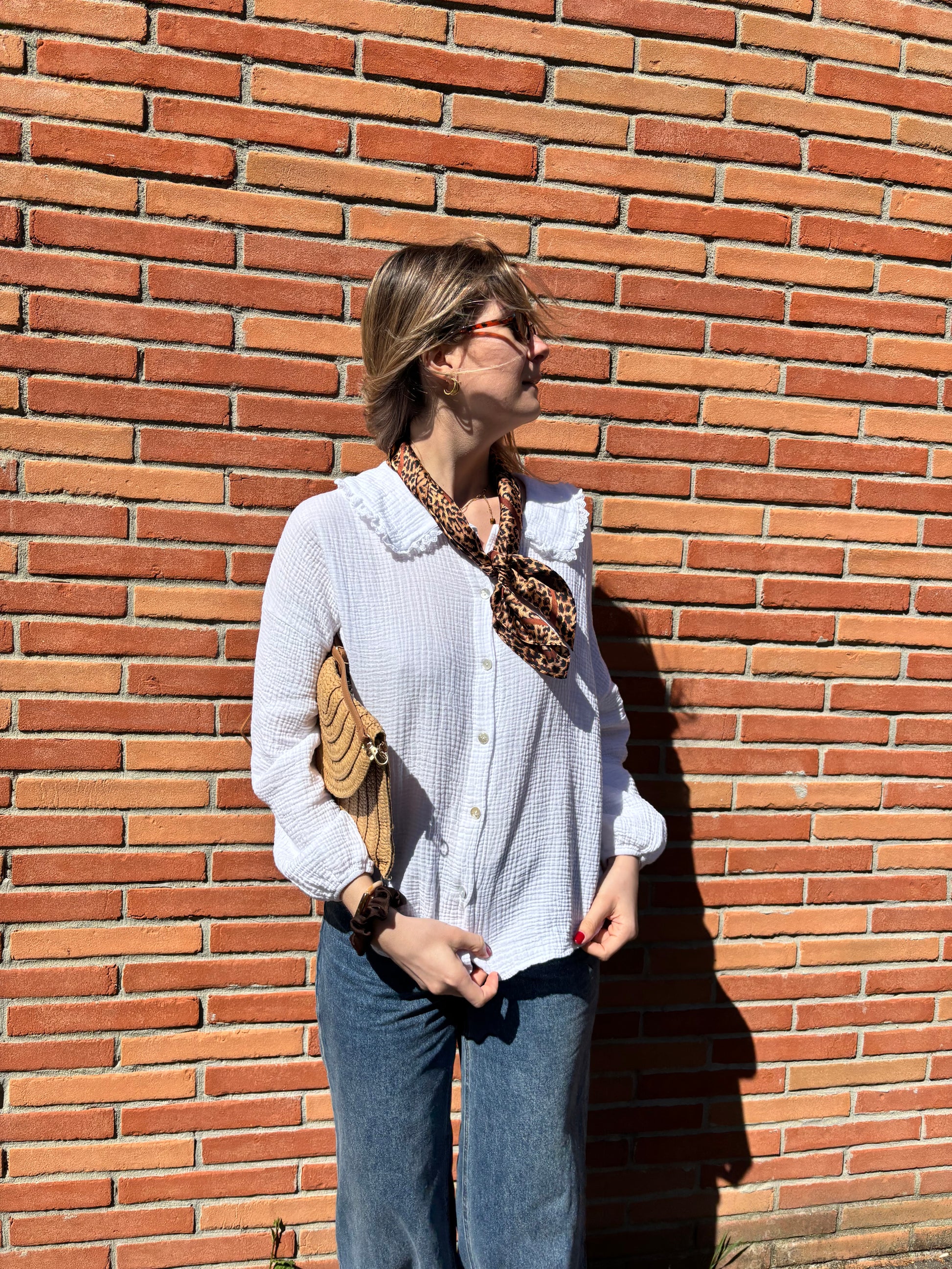 Foulard mode pour femme aux motifs léopard, idéal pour un look tendance et élégant en toute saison.
