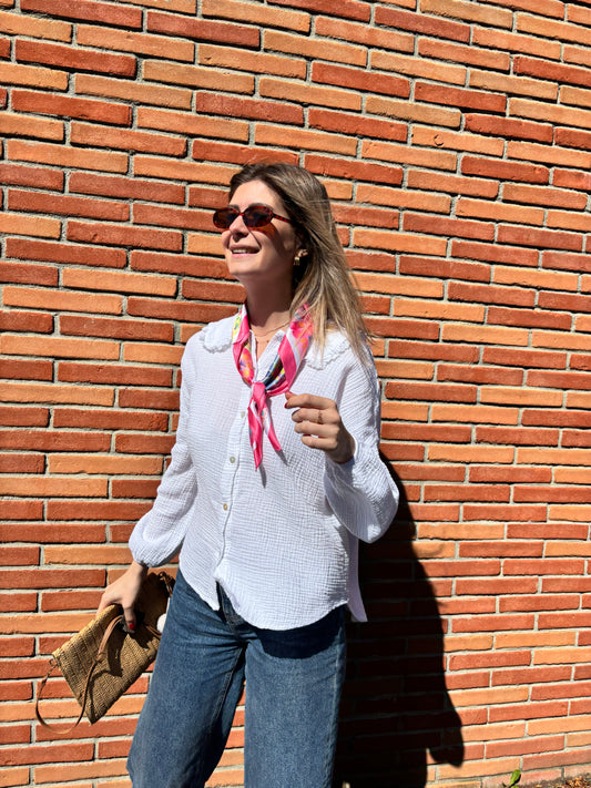 Foulard rose pour femme avec motifs géométriques modernes, tissu léger et élégant, accessoire tendance pour toutes saisons
