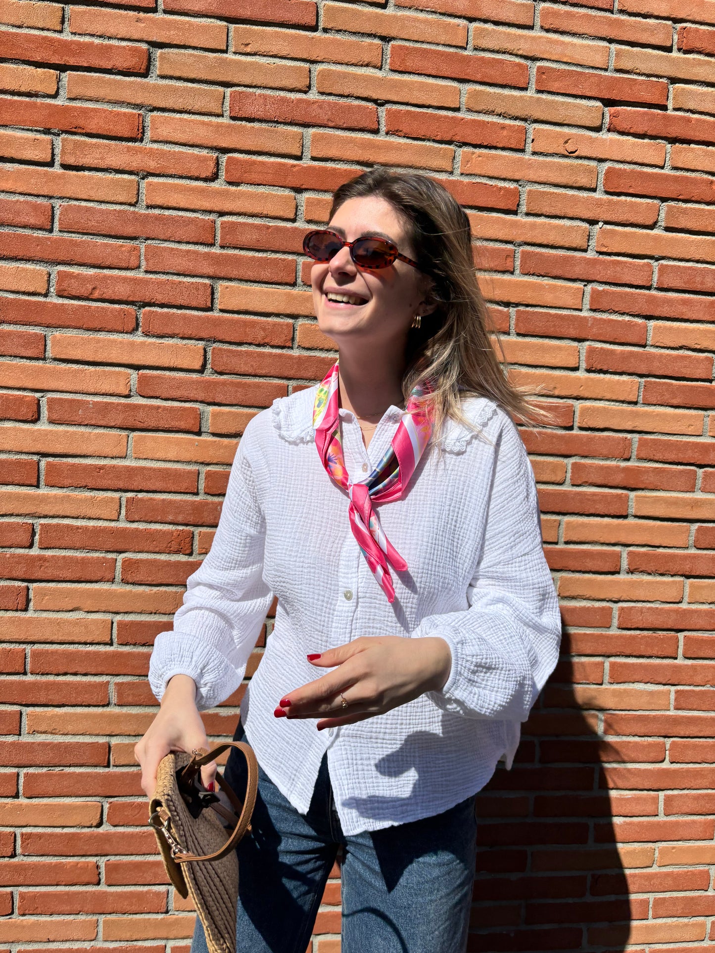 Foulard rose géométrique noué autour du cou, look moderne et raffiné, idéal pour un style casual ou habillé
