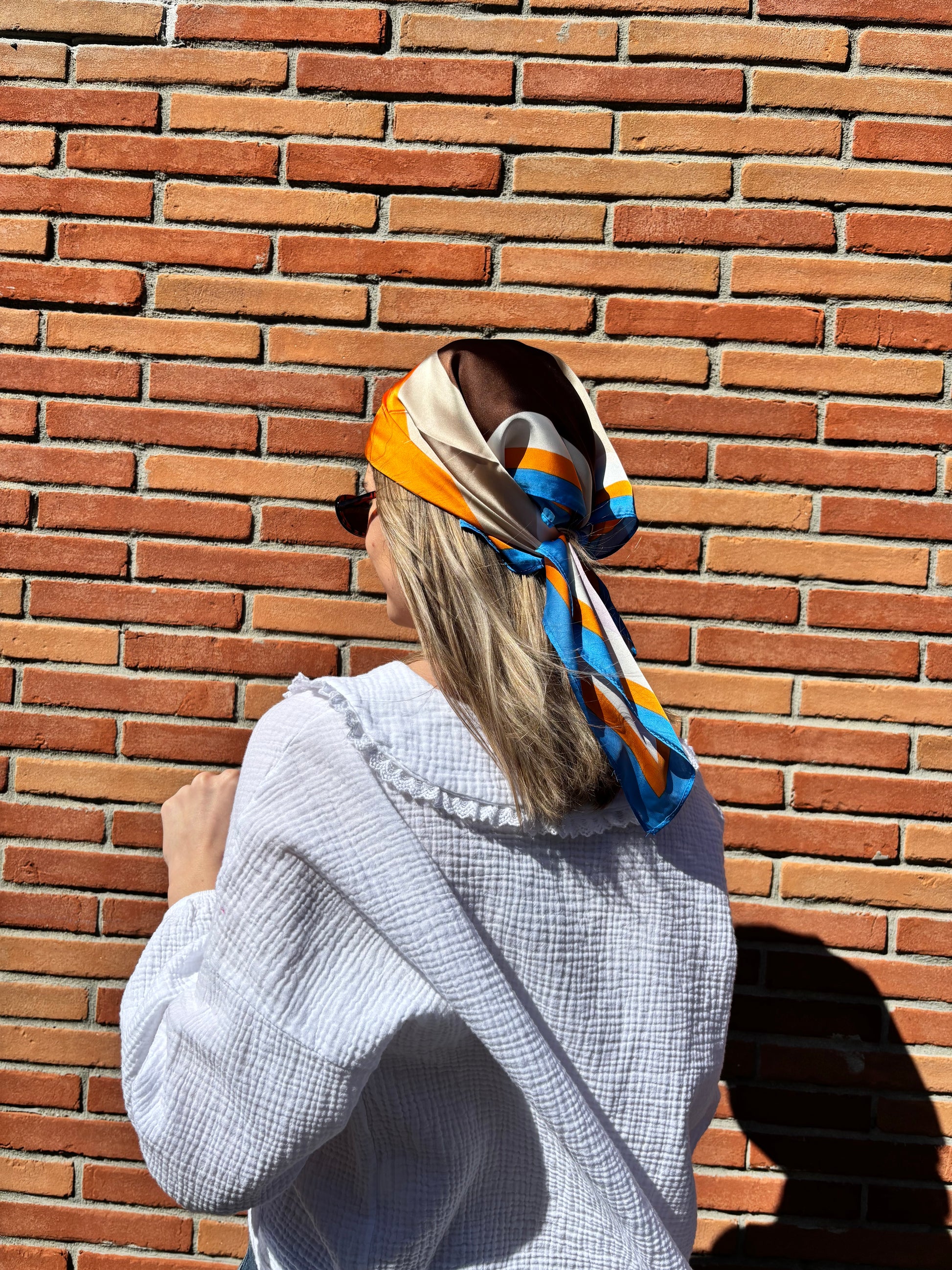 Élégant foulard en soie aux couleurs vibrantes pour femme, accessoire mode indispensable et moderne.