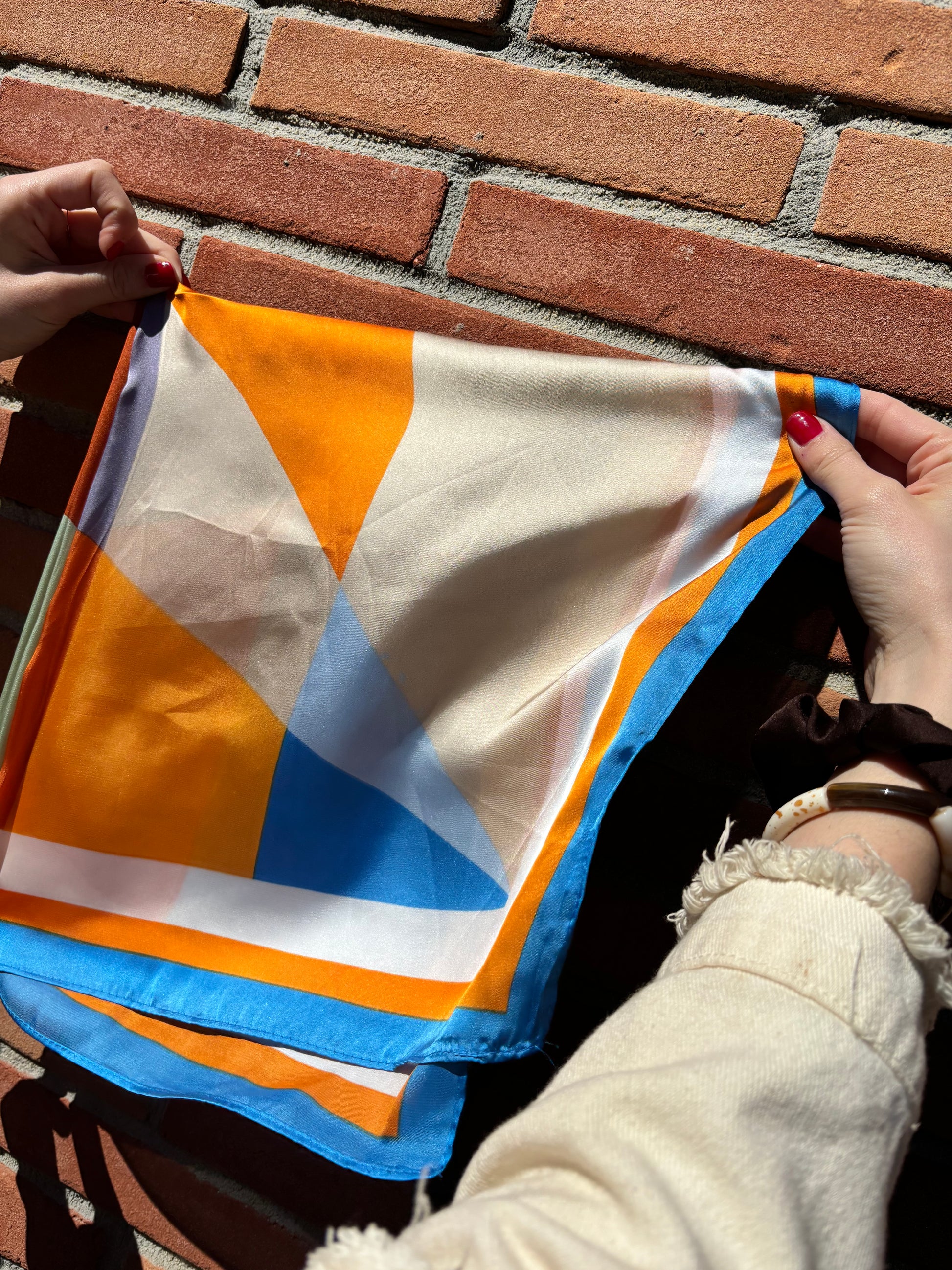 Accessoire de mode féminin en soie, design coloré et contemporain, parfait pour dynamiser vos looks.