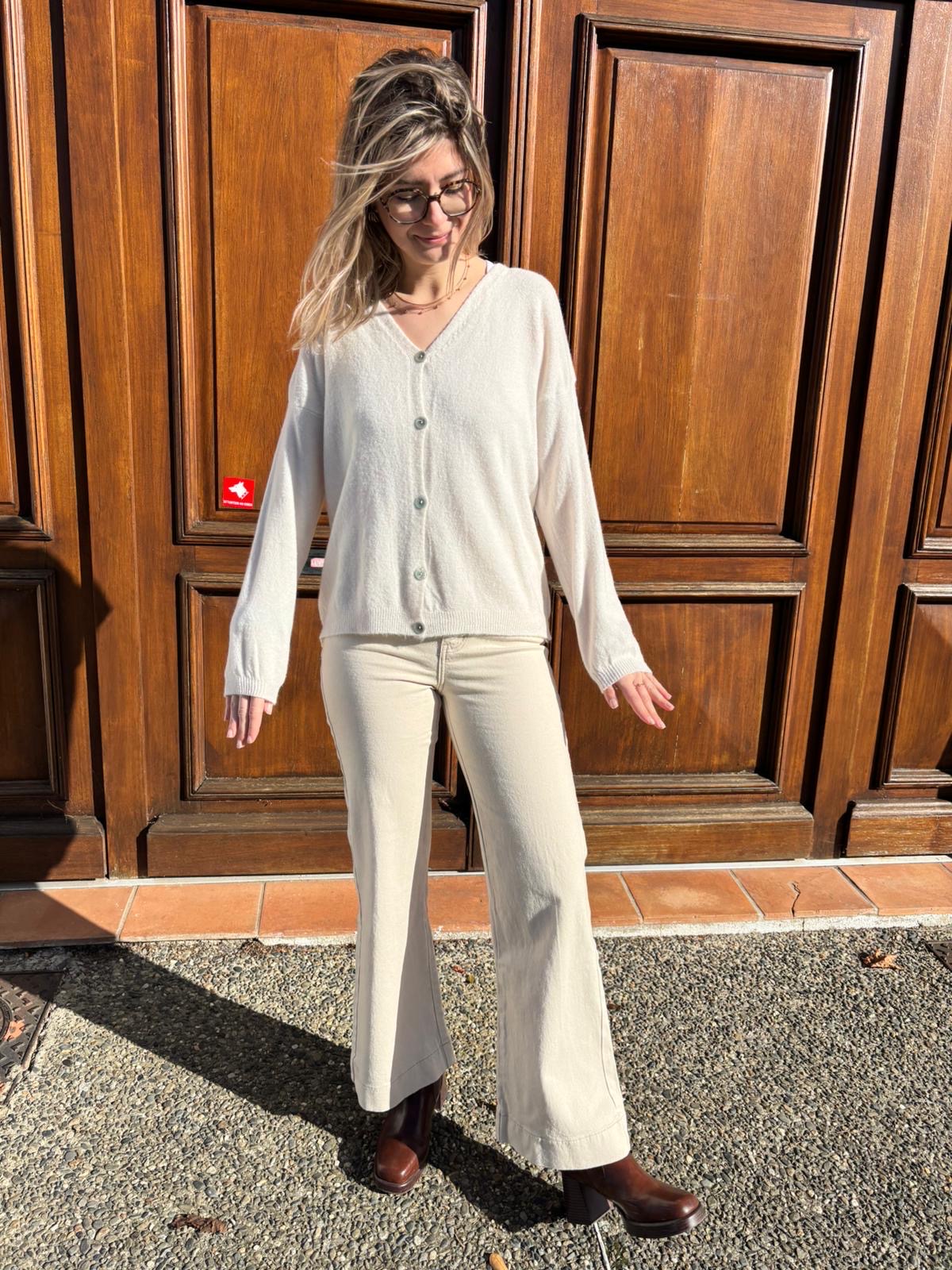Gillet en maille de couleur écru pour femme fin et tendance 