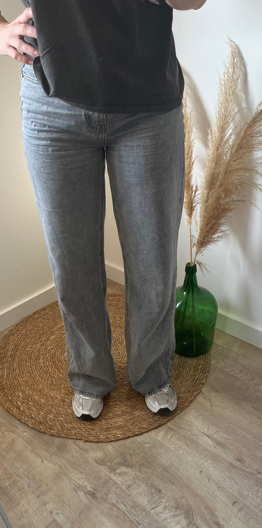 jean droit polyester coton. Taille parfaitement bien centrée, épouse bien les formes du corps.