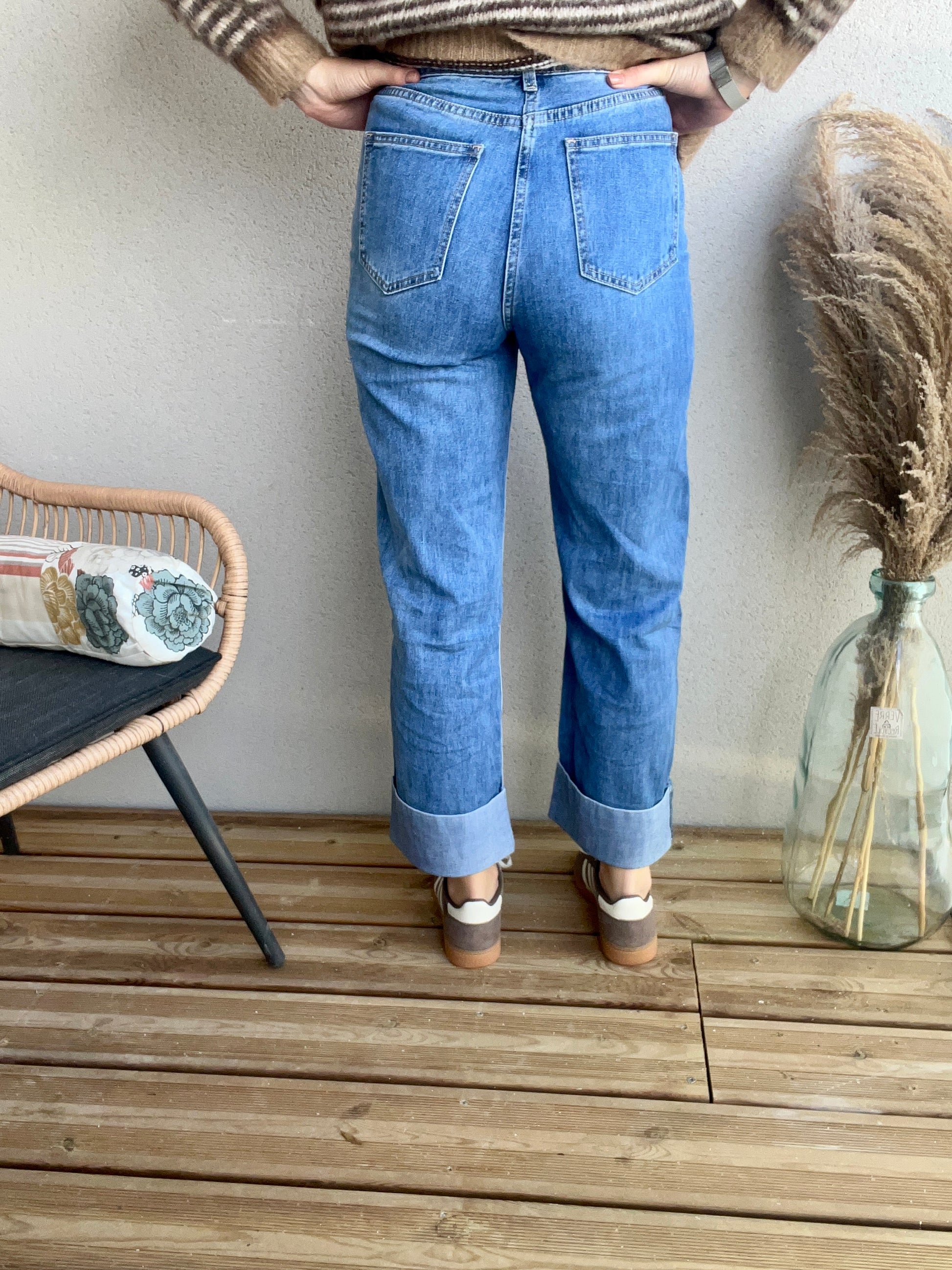 prendre sa taille habituelle, taille ajustée avec deux poches sur le côté et deux poches à l’arrière