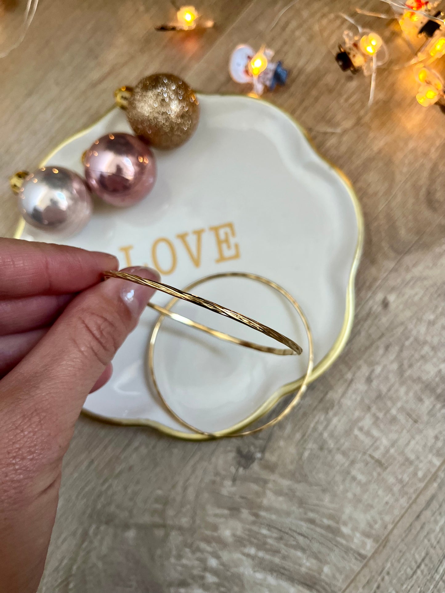 Lot de deux joncs en acier inoxydable de couleur or pour femme 