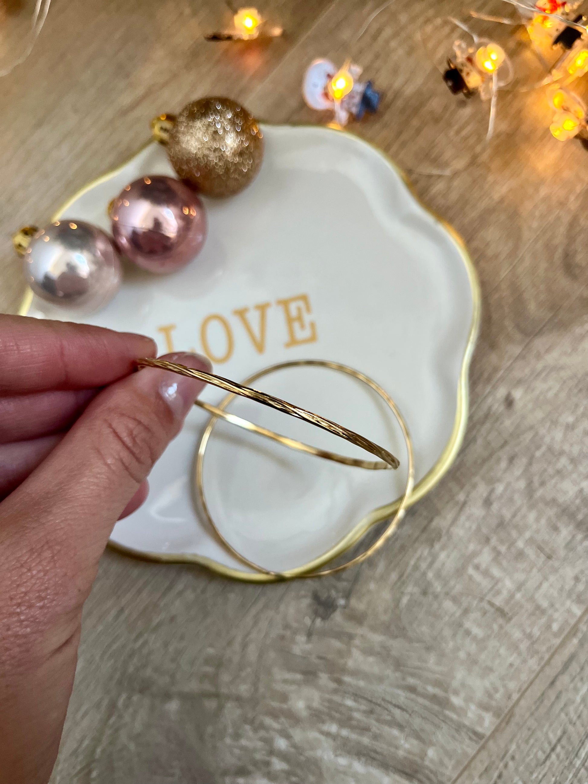 Lot de deux joncs en acier inoxydable de couleur or pour femme 