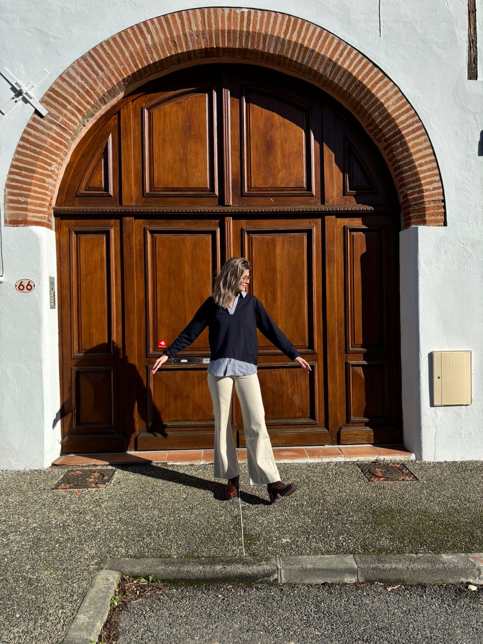 Idée de look pour emme très tendance avec jean beige et pull bleu marine col V 