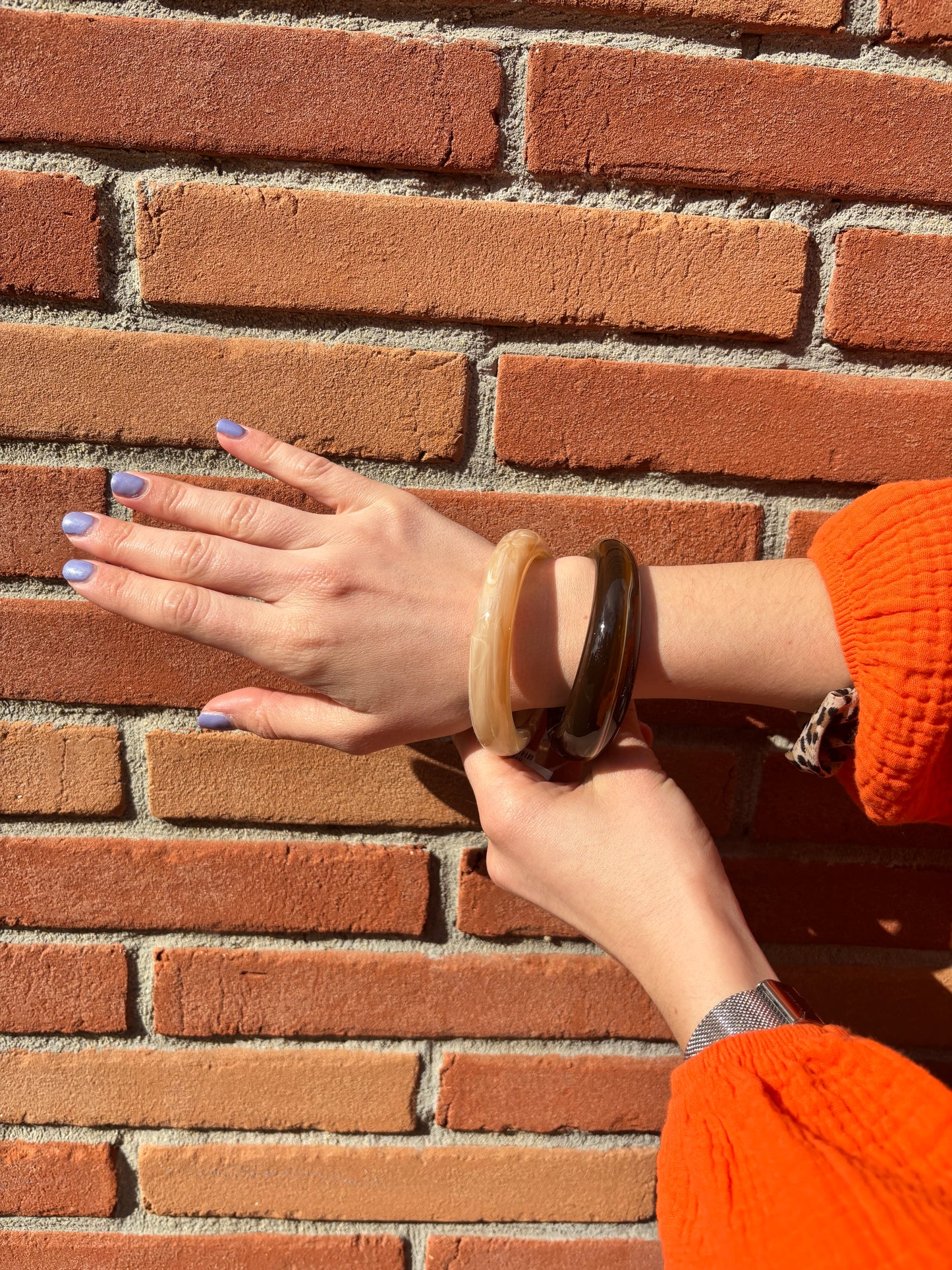 Bracelet manchette en résine beige aux nuances douces, finition lisse et effet marbré