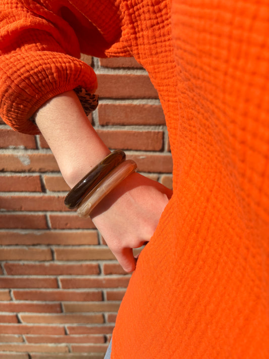 Bracelet manchette en résine marron pour femme avec nuances de brun design élégant et moderne