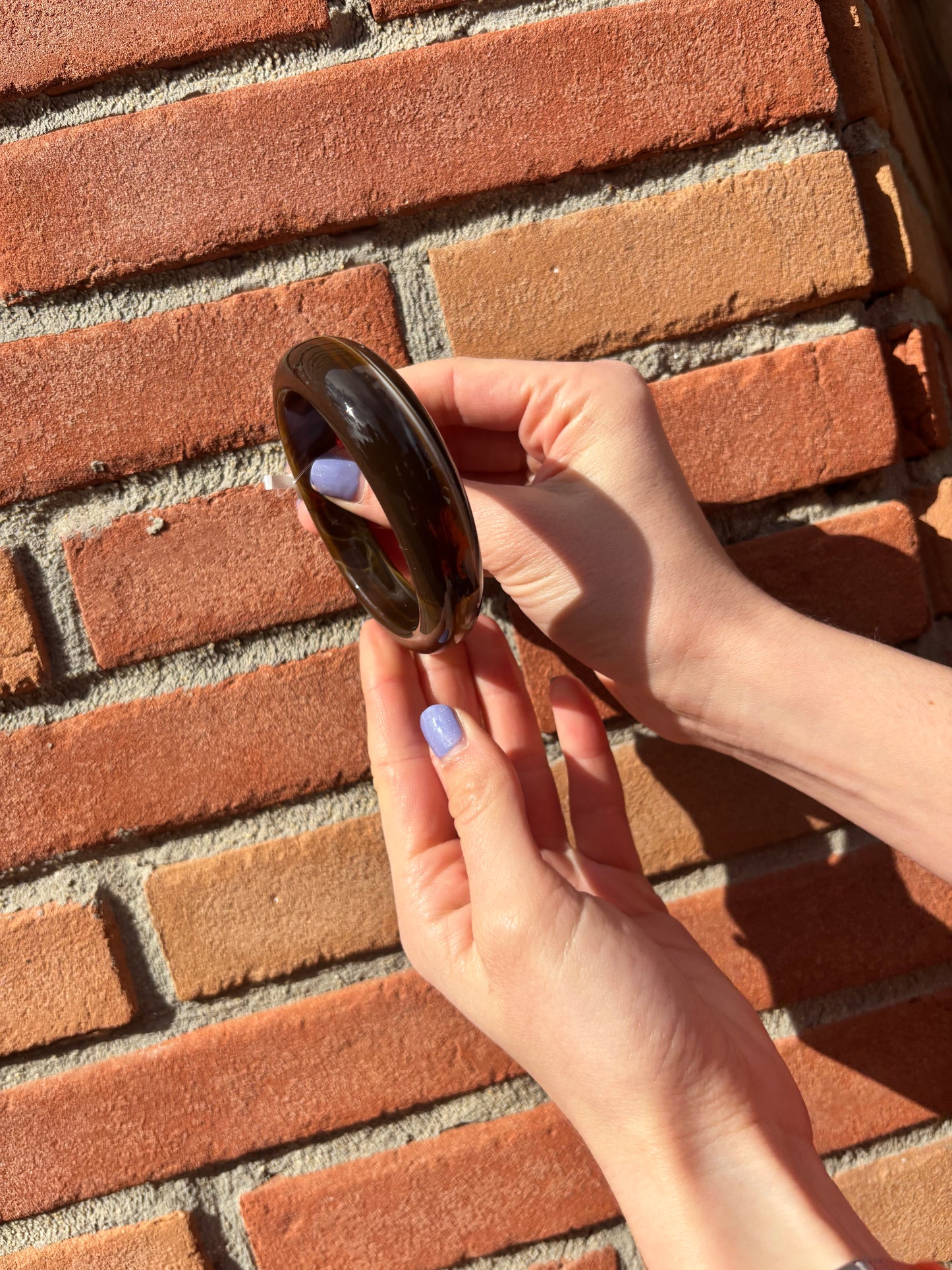 Manchette élégante en résine avec dégradés de marron, accessoire tendance pour femme"